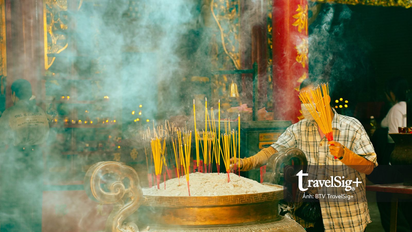 Khoảng lặng bình an giữa phố thị mùa tháng Bảy âm lịch