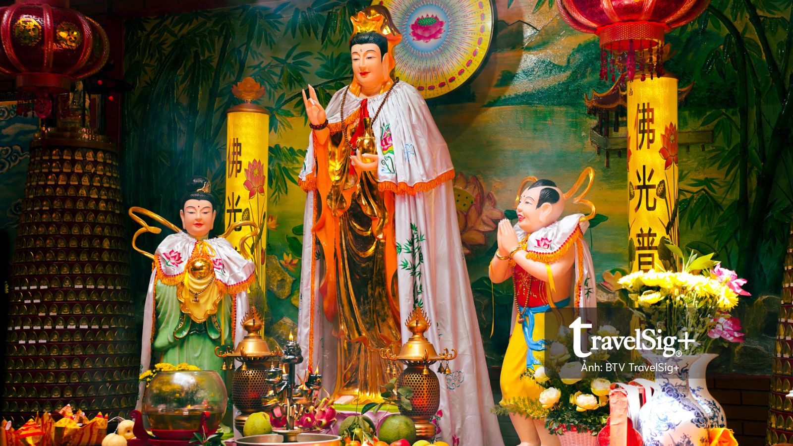 Khoảng lặng bình an giữa phố thị mùa tháng Bảy âm lịch