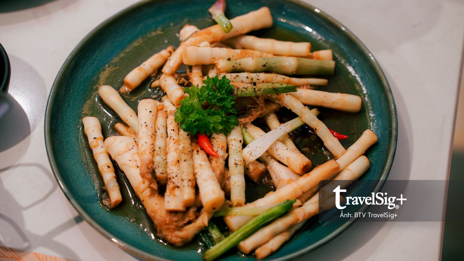 Khoảng lặng bình an giữa phố thị mùa tháng Bảy âm lịch