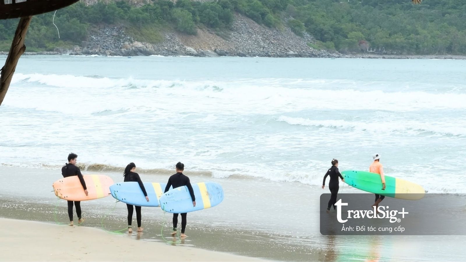 Lướt sóng giữa Bãi Dài (Cam Ranh): Trải nghiệm mới cho kỳ nghỉ 2/9