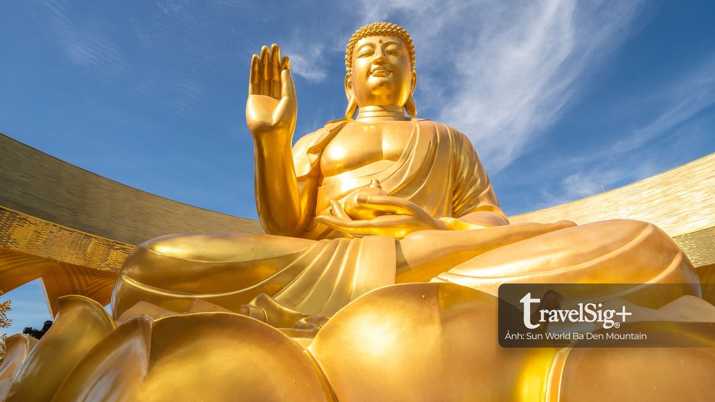 An vị tôn tượng Đức Phật Câu Na Hàm Mâu Ni tại đỉnh Núi Bà Đen, Tây Ninh