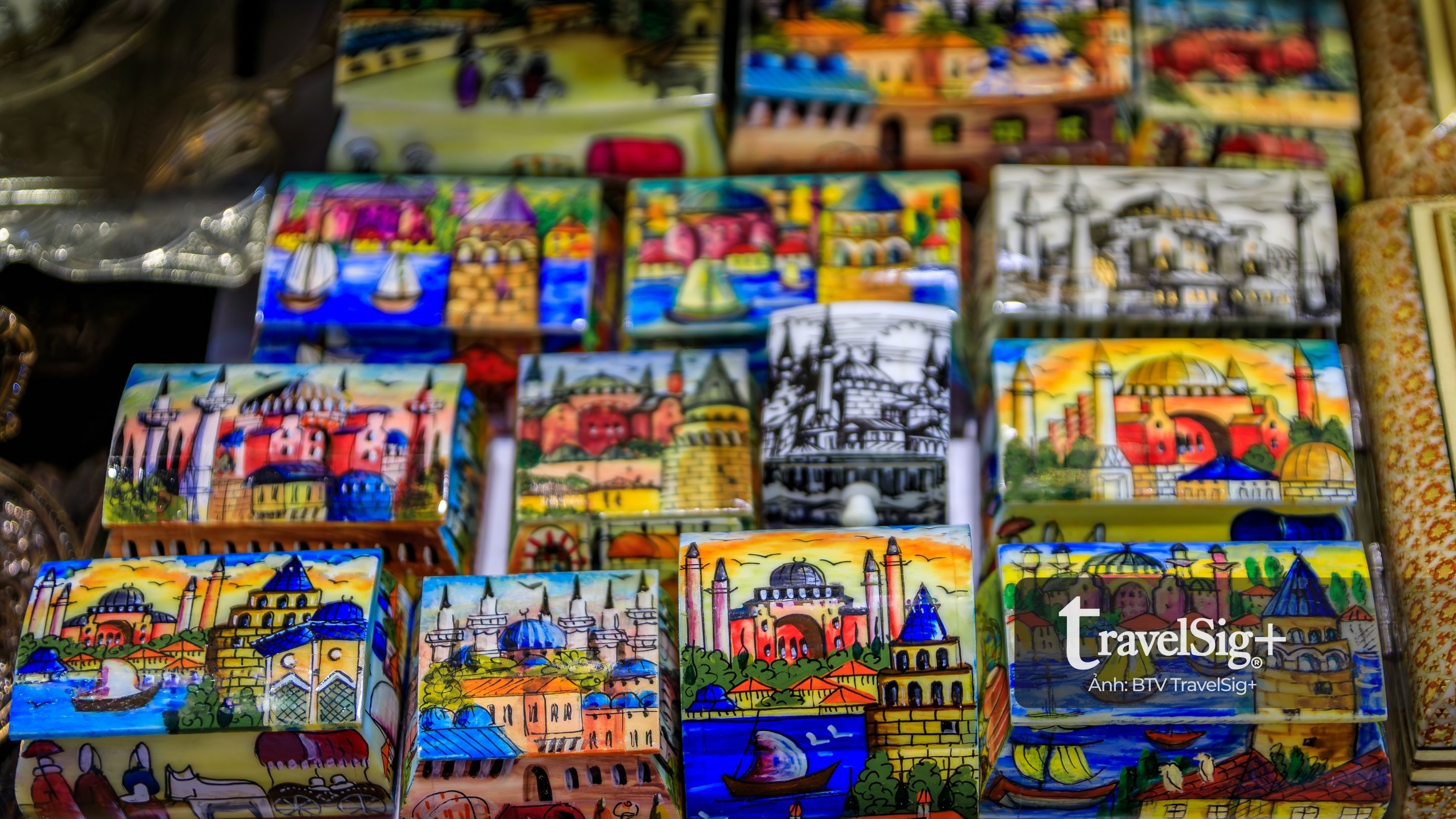 Năm 2026, những chiếc tủ bếp đang dần trở thành “triển lãm văn hóa” khi du khách mang về nhà các món quà lưu niệm thể hiện sở thích cá nhân, khiếu thẩm mỹ và câu chuyện phía sau mỗi điểm đến.