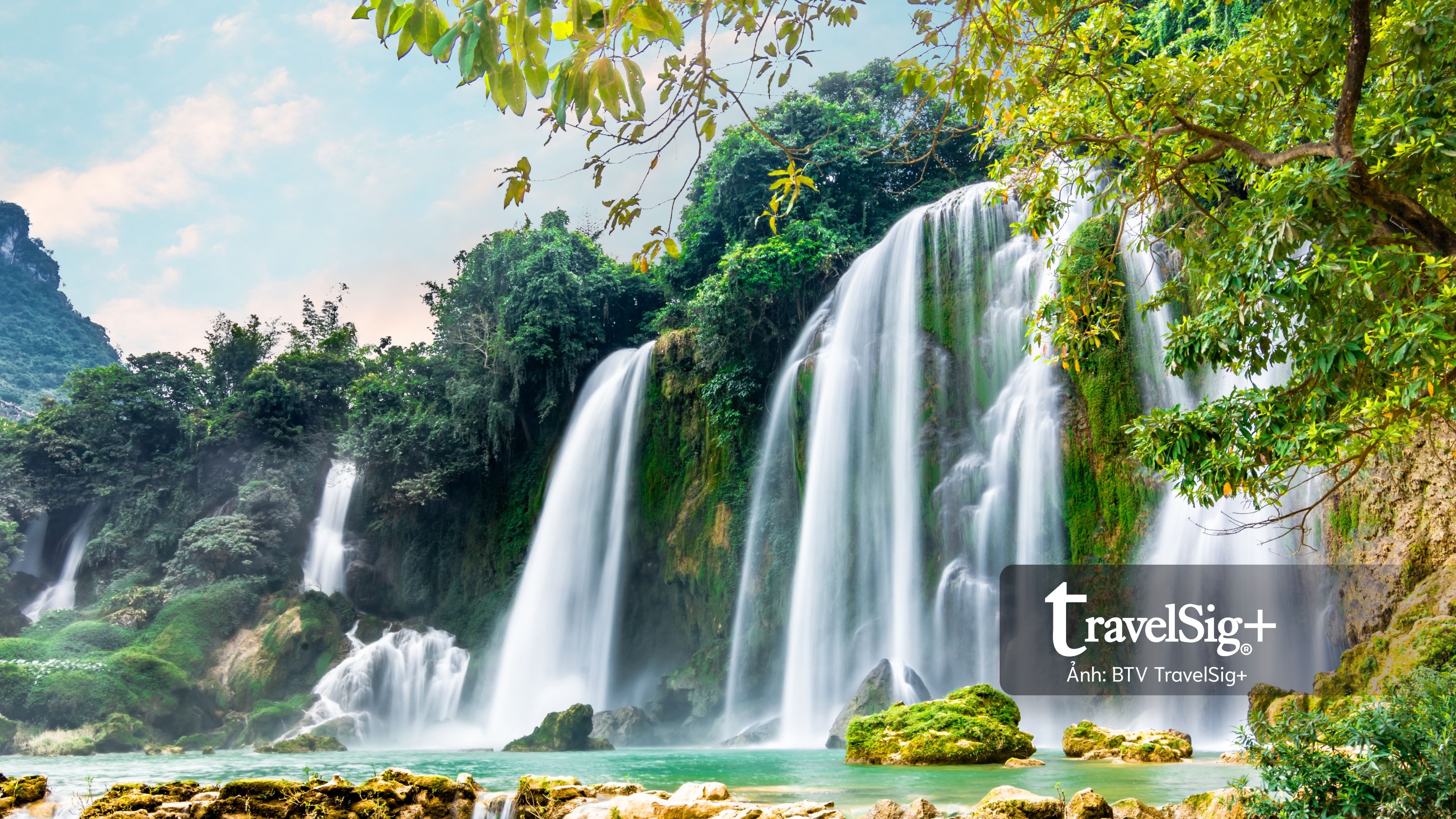 Thác Bản Giốc đẹp như một dải lụa trắng giữa núi rừng, nơi làn nước đổ tầng tầng tạo nên âm thanh mát lạnh và một khung cảnh vừa hùng vĩ vừa thơ mộng.