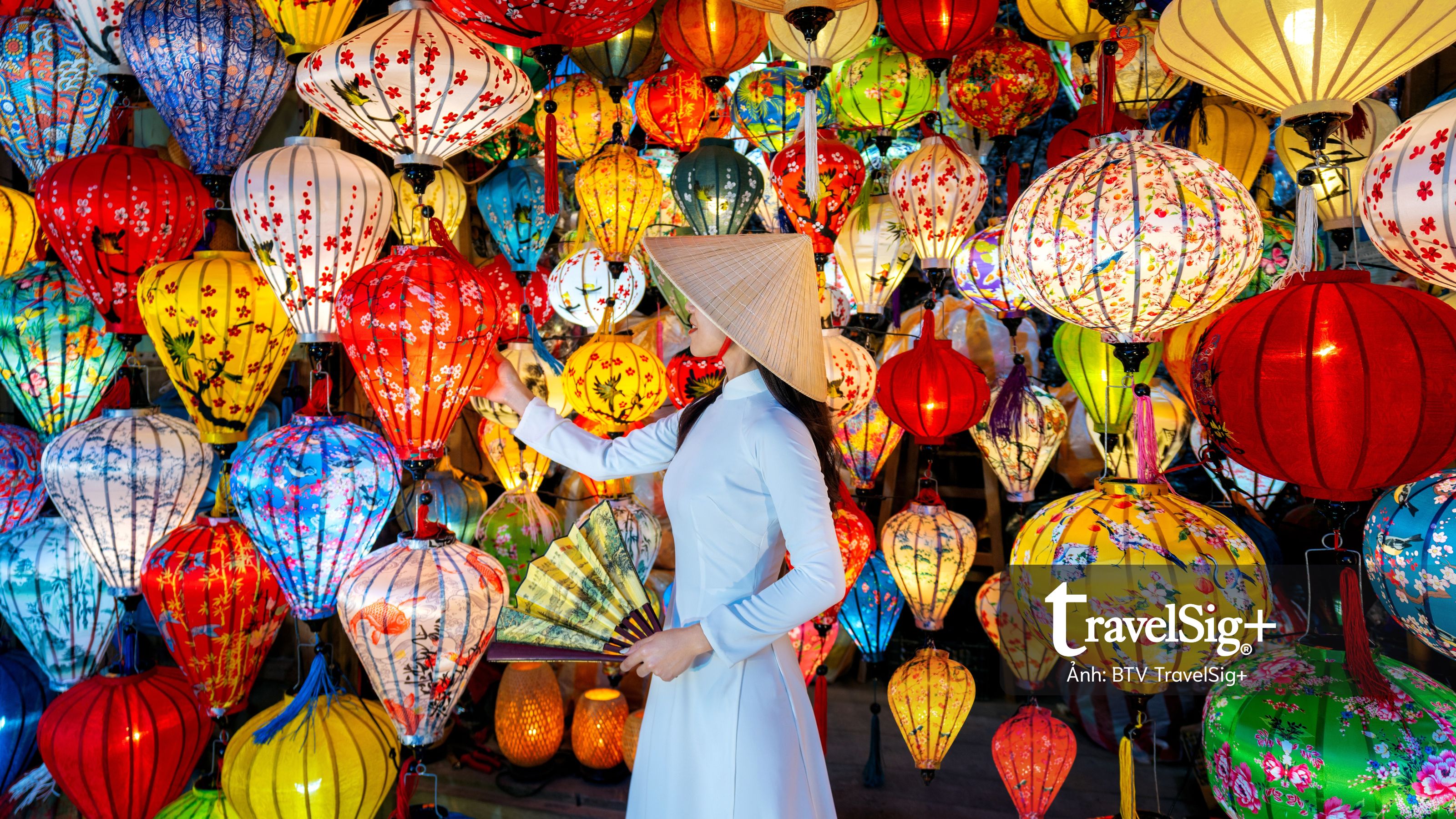 Tết ở Phố cổ Hội An đẹp trong sắc lồng đèn ấm áp, mùi hương trầm phảng phất và những con phố vàng rực khiến mùa xuân trở nên dịu dàng, cổ tích.