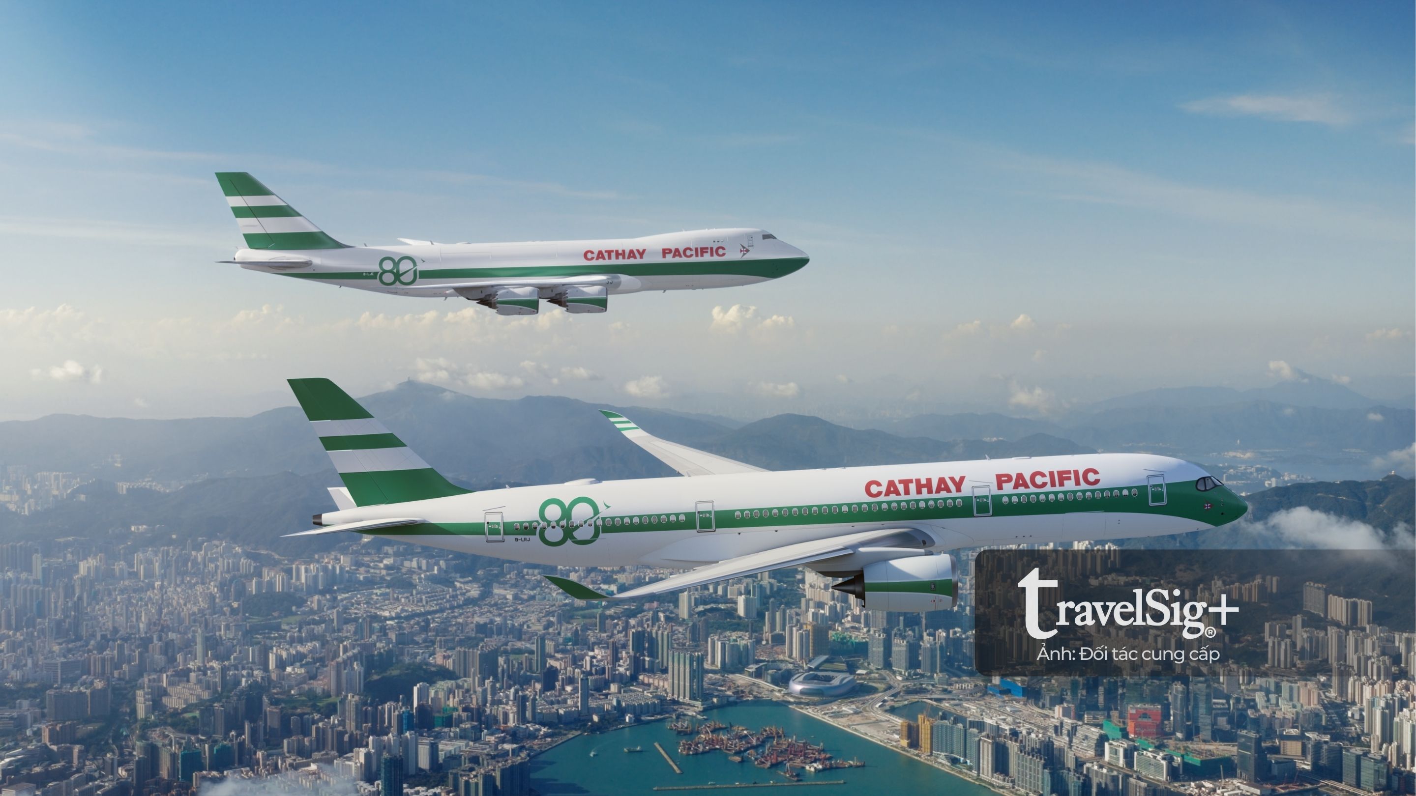 Thiết kế biểu tượng ‘bánh kẹp lá xà lách’ trên một chiếc Airbus A350 của Cathay thể hiện sự tri ân đối với kiểu sơn sọc xanh-trắng được yêu thích. Một thiết kế ‘lá xà lách kẹp’ thứ hai trên chiếc Boeing 747 chở hàng của Cathay cũng sẽ được công bố trong vài tuần tới.