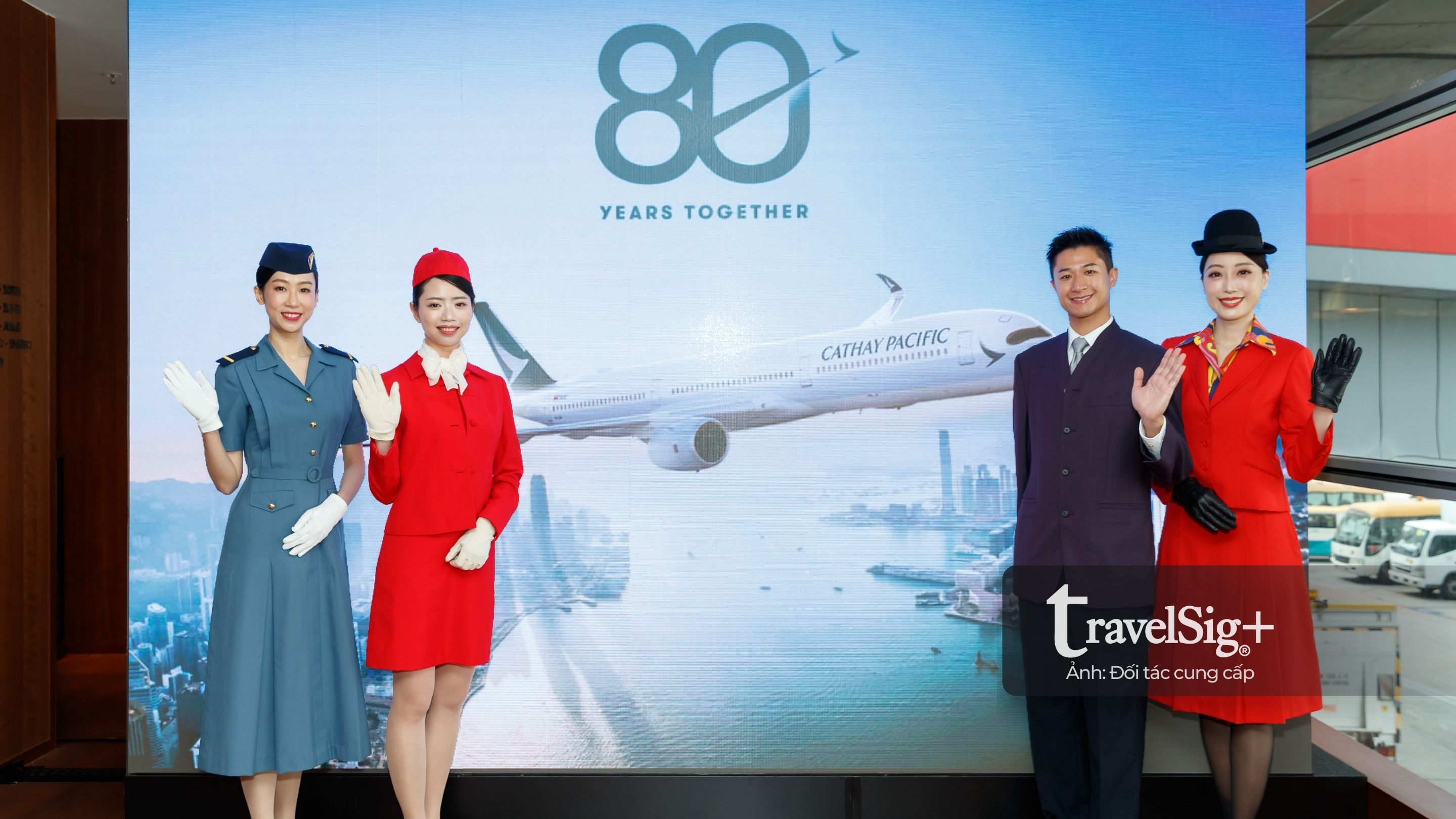 Xuyên suốt năm 2026, khoảng 1.000 đến 2.000 tiếp viên và nhân viên mặt đất của Cathay sẽ mặc và xuất hiện với những bộ đồng phục cổ điển này trong công việc thường nhật.