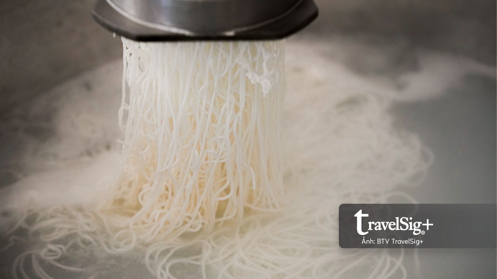 Chiếc thố đá nóng hổi mang hương vị biển giữa lòng TP.HCM