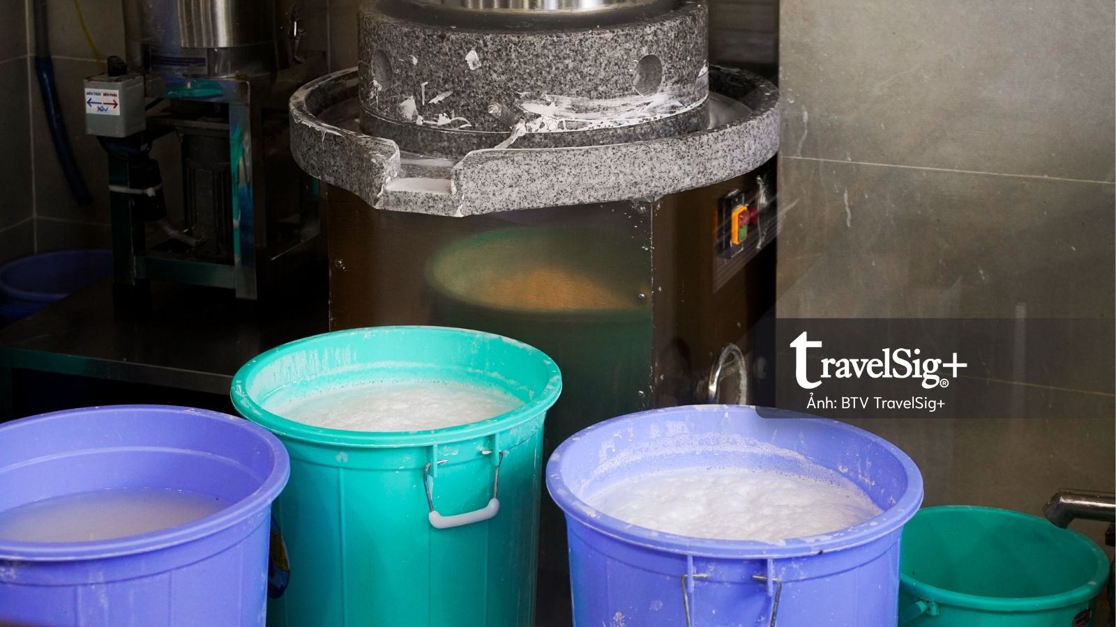 Chiếc thố đá nóng hổi mang hương vị biển giữa lòng TP.HCM