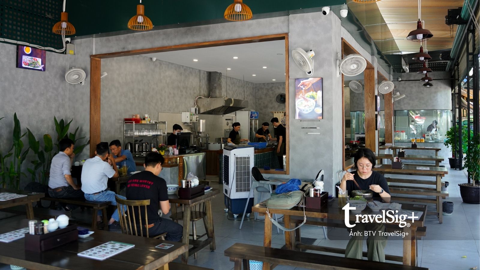 Chiếc thố đá nóng hổi mang hương vị biển giữa lòng TP.HCM