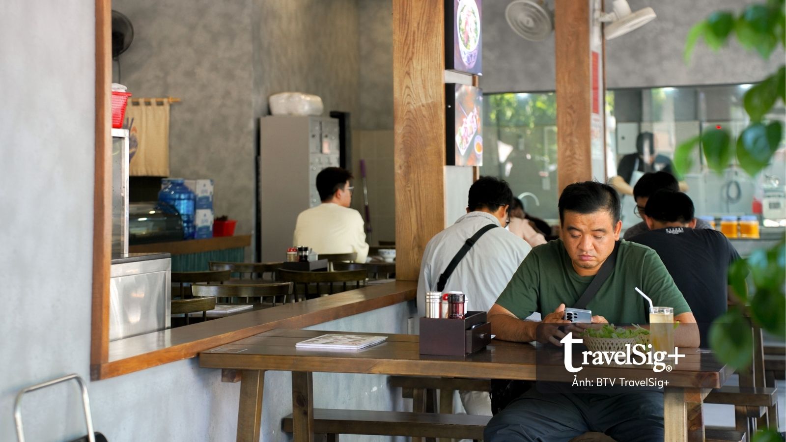 Chiếc thố đá nóng hổi mang hương vị biển giữa lòng TP.HCM