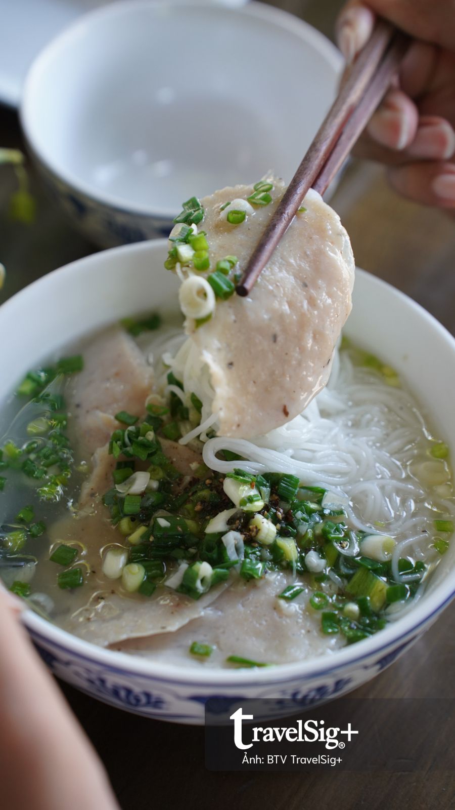 Chiếc thố đá nóng hổi mang hương vị biển giữa lòng TP.HCM