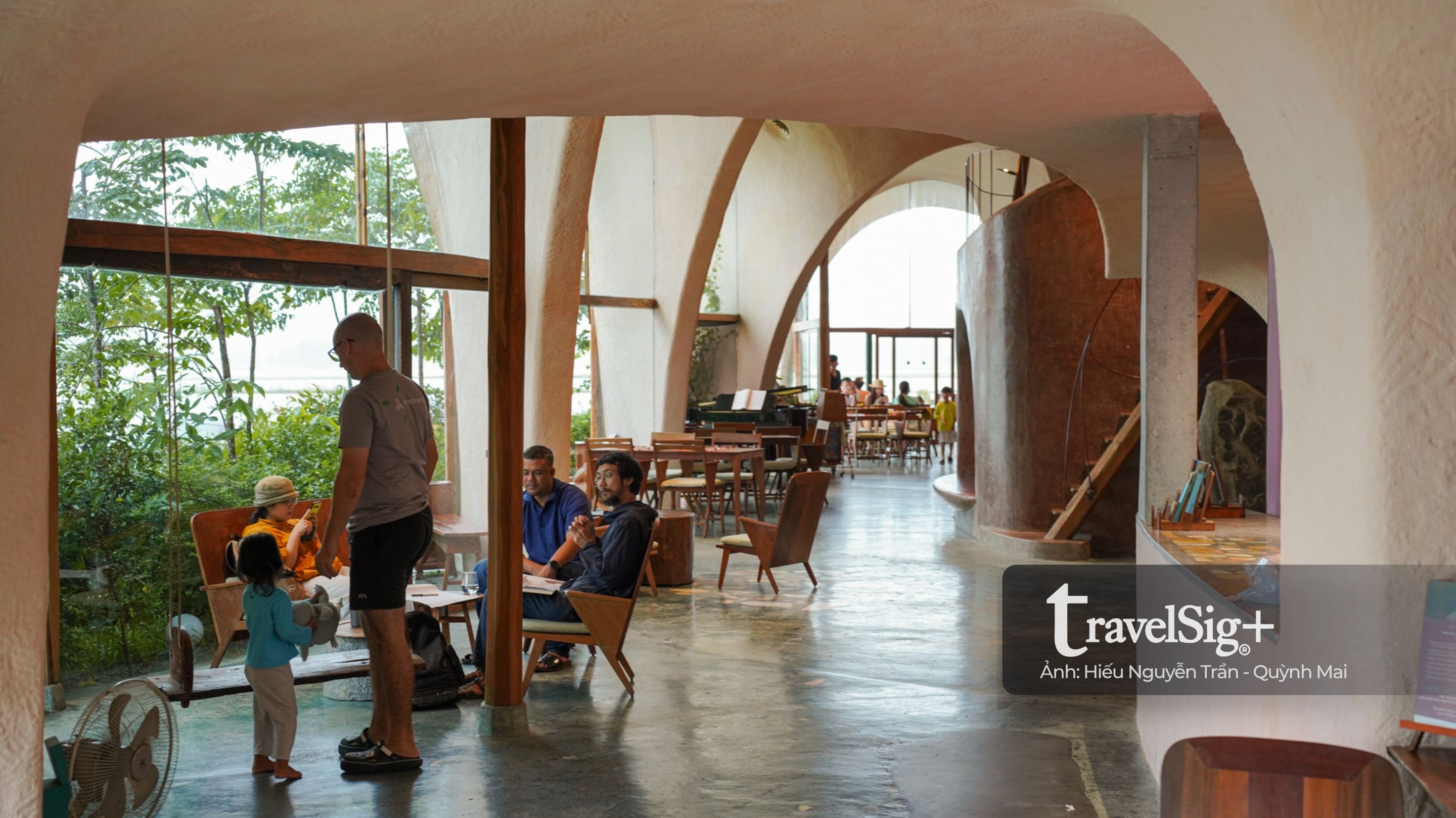 Đến Hội An, ở trong gam màu trầm của RÊU Boutique