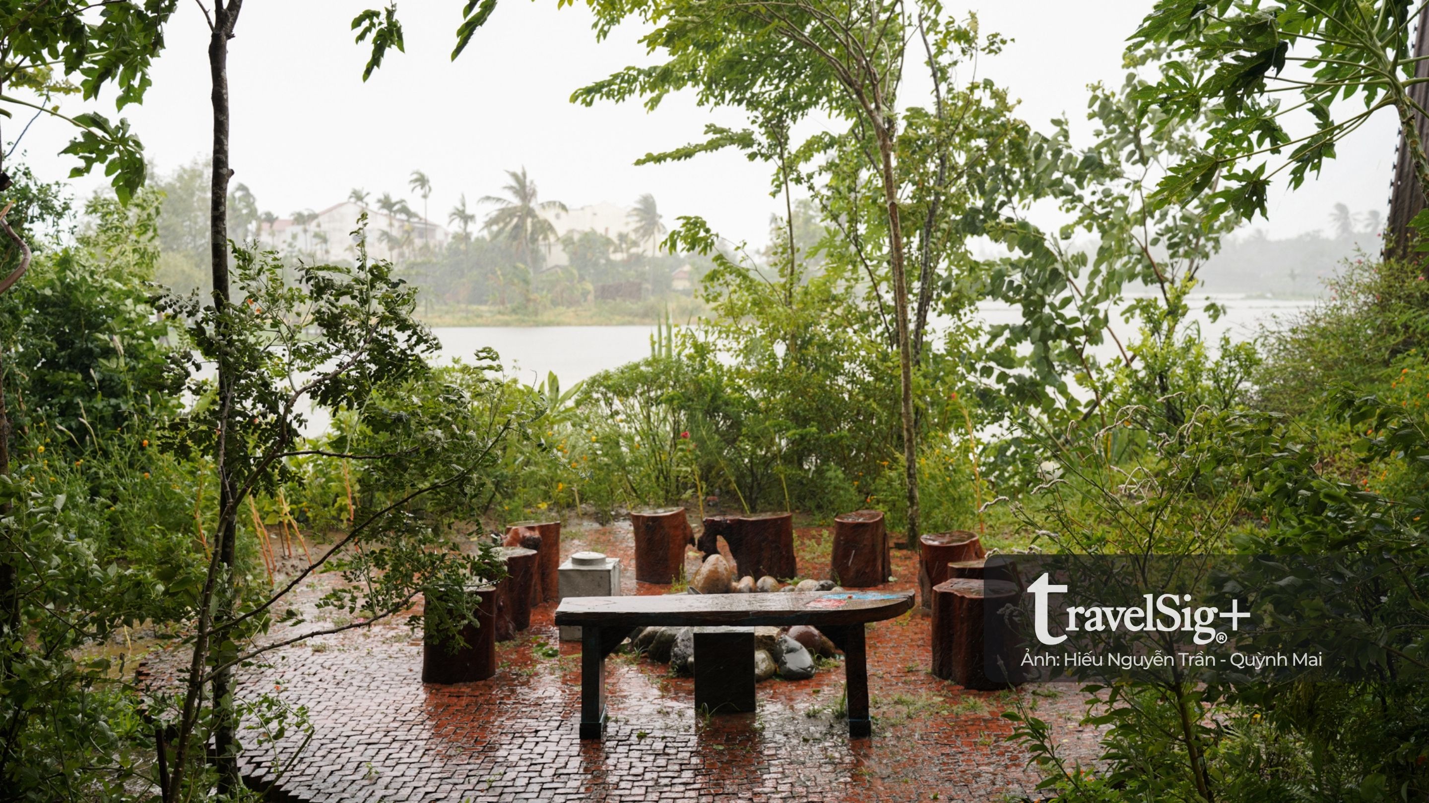 Đến Hội An, ở trong gam màu trầm của RÊU Boutique