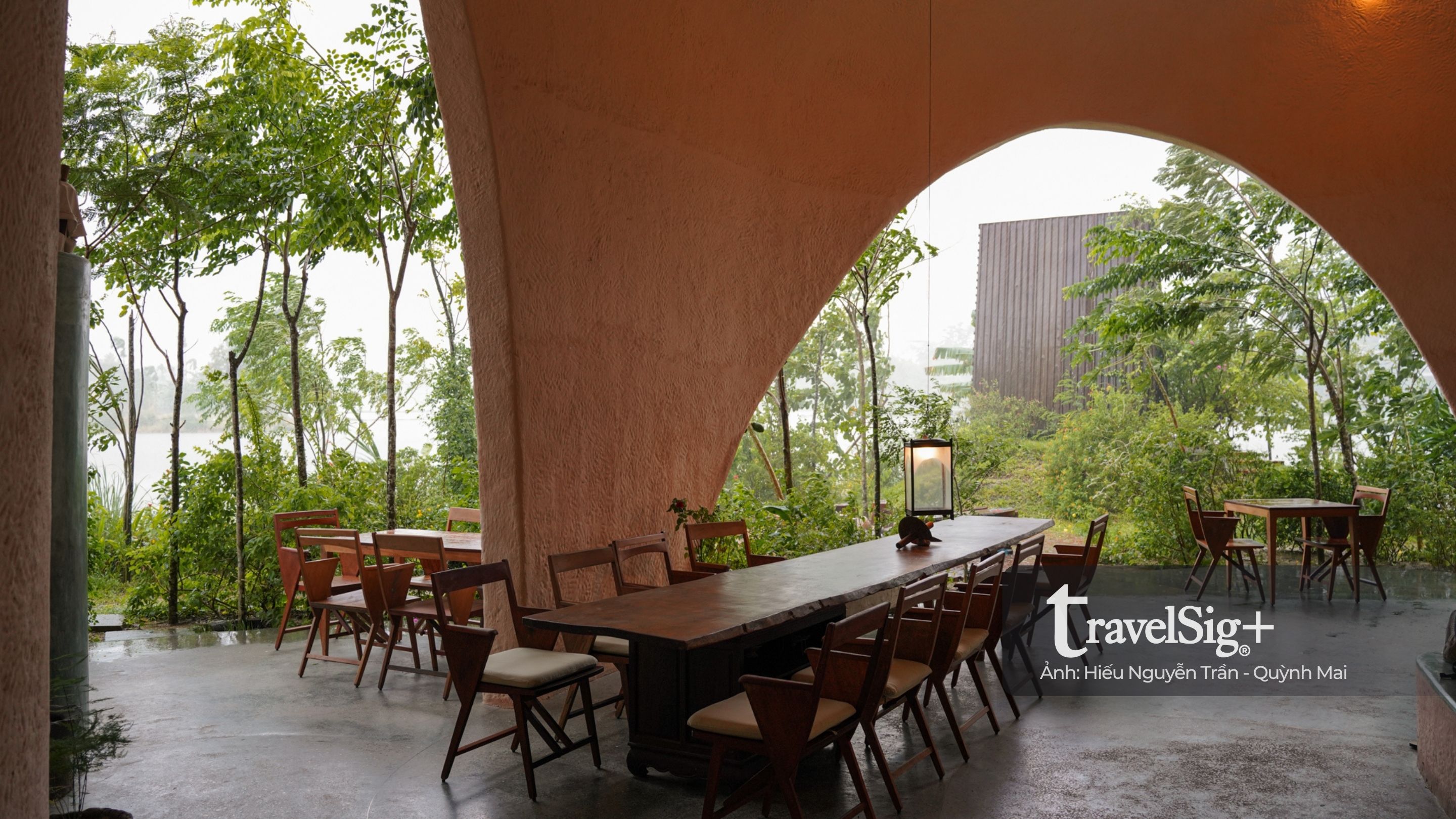 Đến Hội An, ở trong gam màu trầm của RÊU Boutique