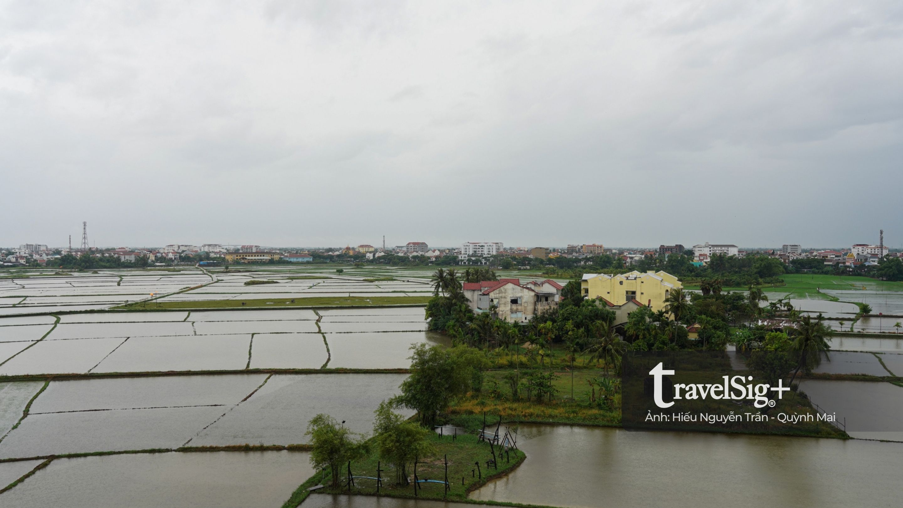 Đến Hội An, ở trong gam màu trầm của RÊU Boutique