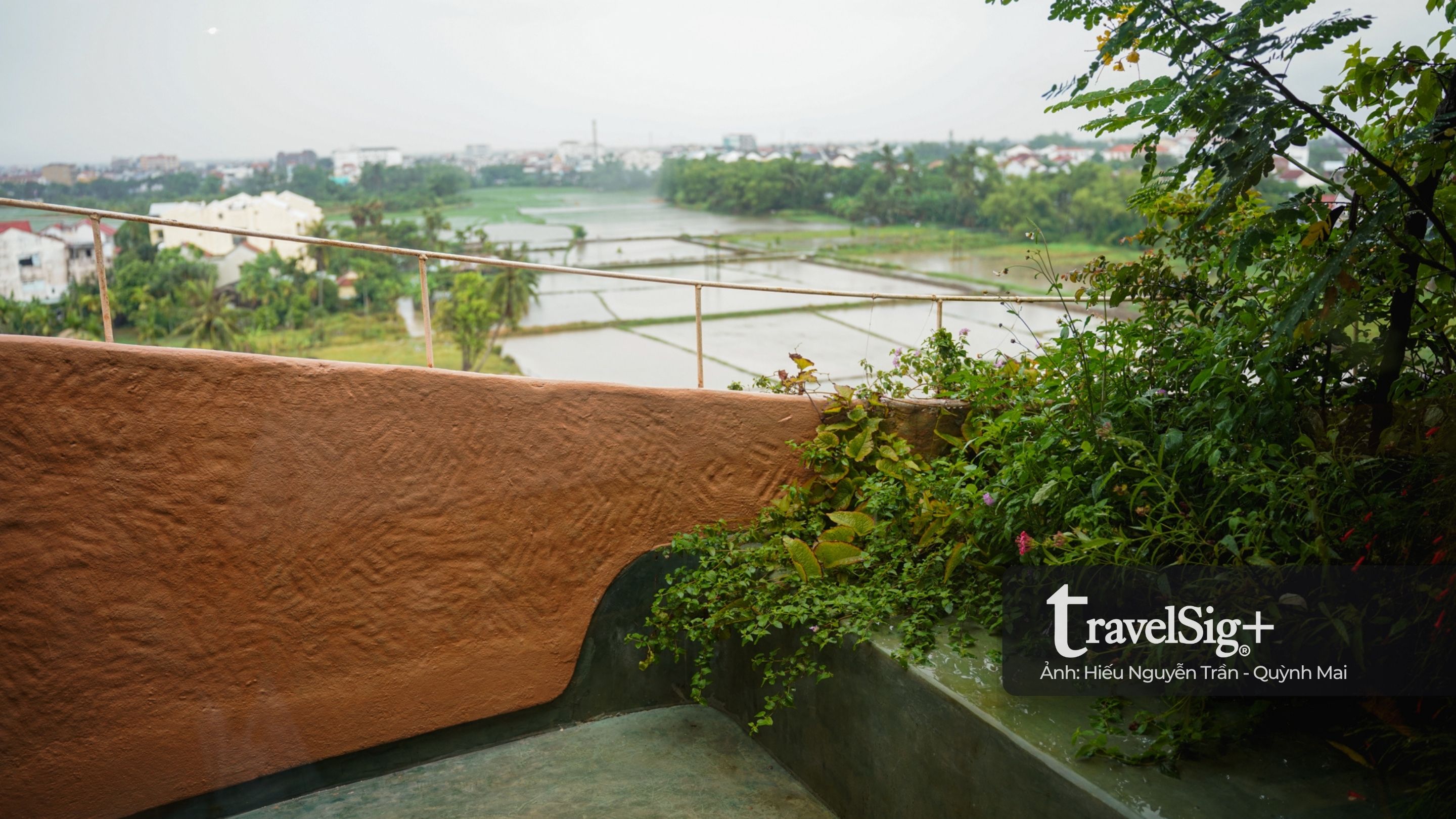 Đến Hội An, ở trong gam màu trầm của RÊU Boutique