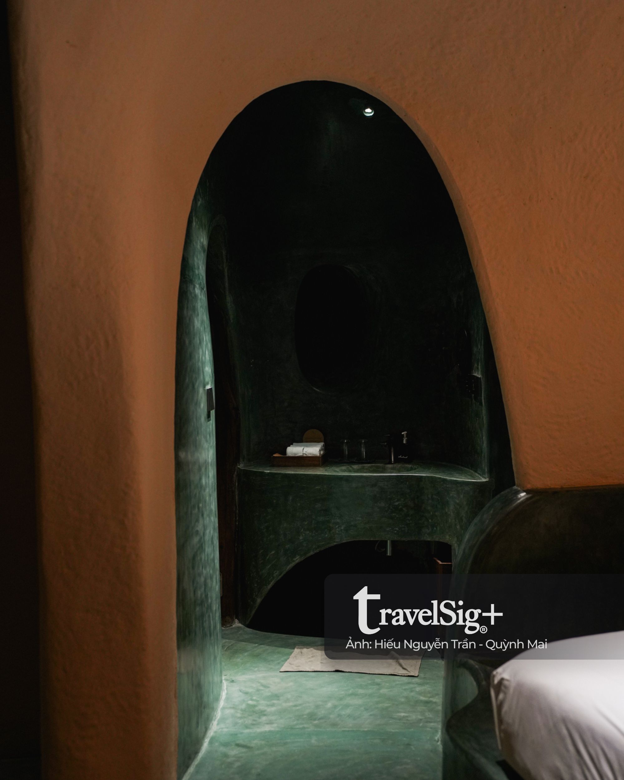 Đến Hội An, ở trong gam màu trầm của RÊU Boutique