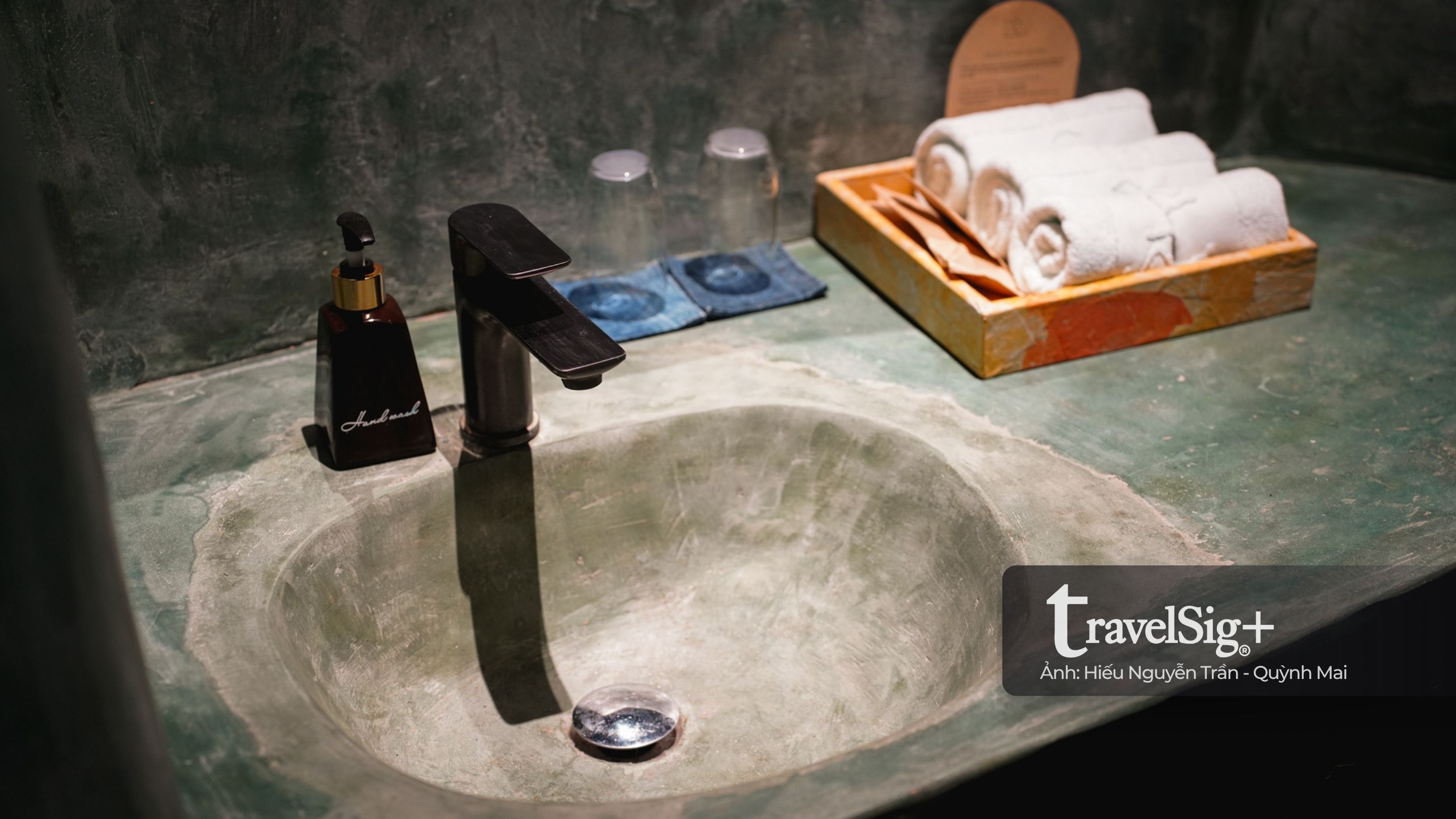 Đến Hội An, ở trong gam màu trầm của RÊU Boutique