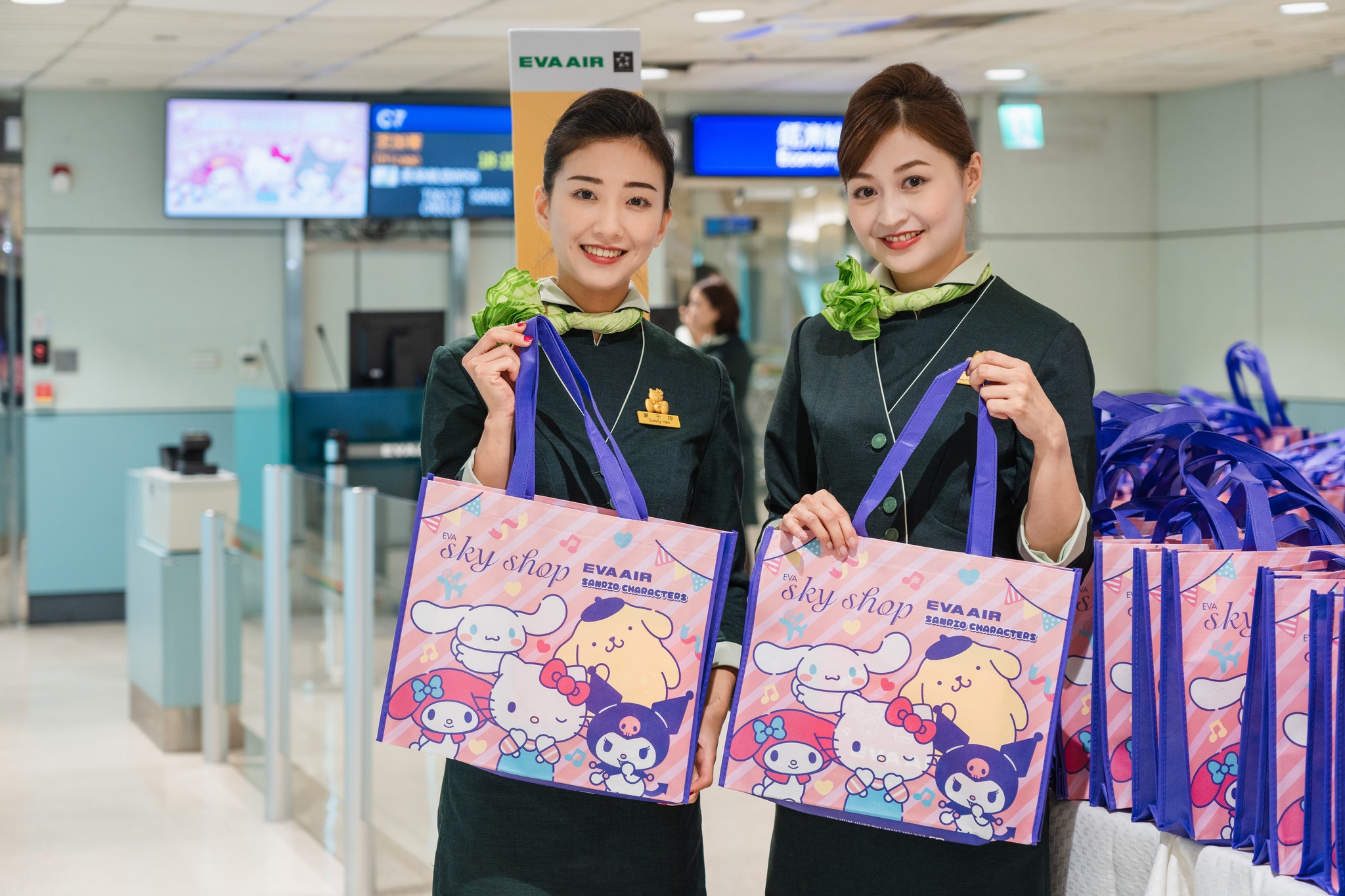 EVA Air ra mắt phiên bản máy bay 'Besties Jet' với hình sơn đặc biệt