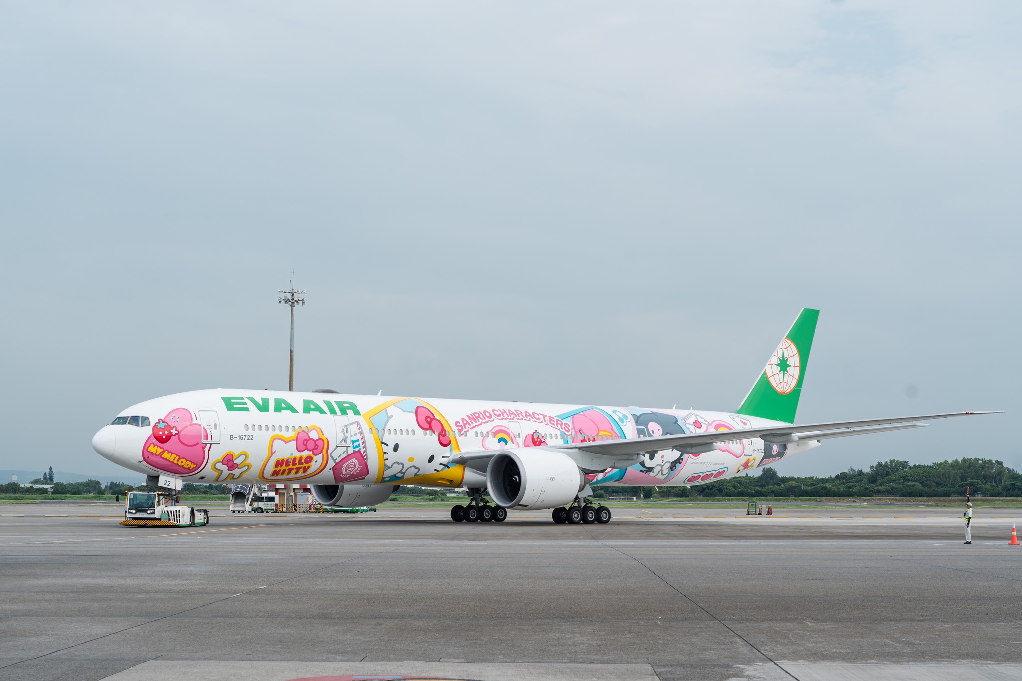 EVA Air ra mắt phiên bản máy bay 'Besties Jet' với hình sơn đặc biệt