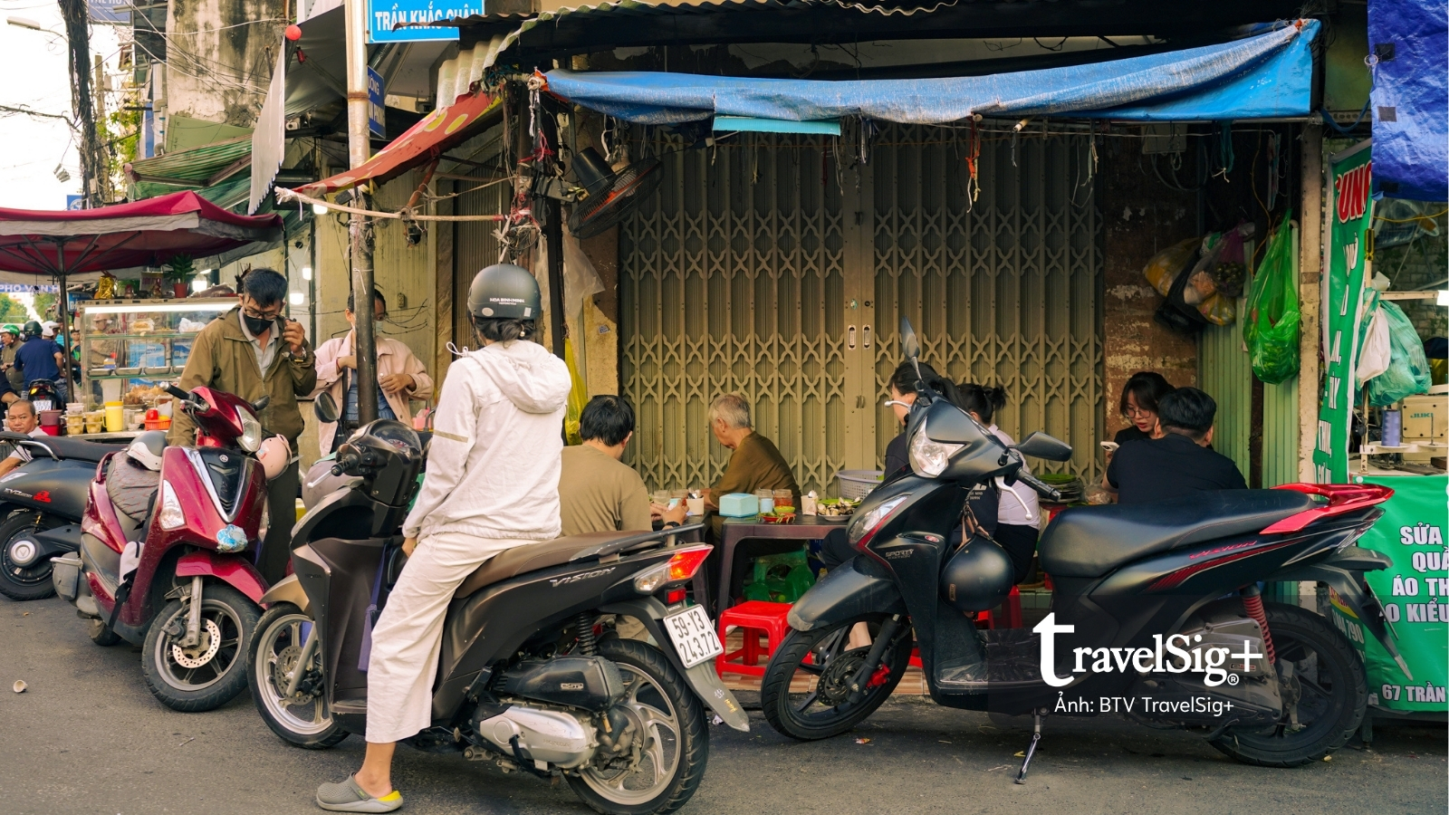 Hàng ốc luộc nép trong một góc nhỏ ngay ngã rẽ giữa đường Đỗ Tấn Phong và Trần Khắc Chân trong chợ Ga Phú Nhuận