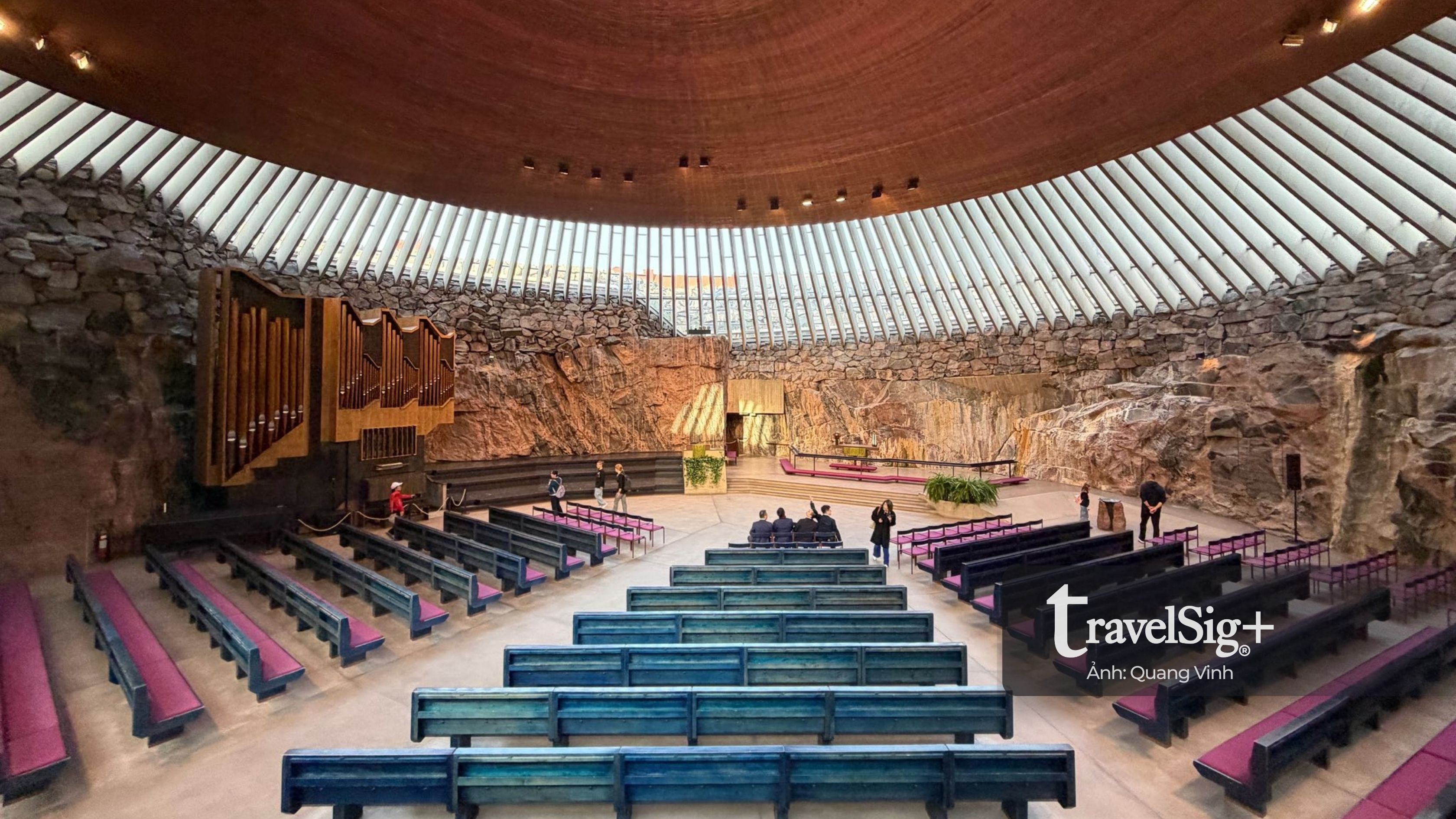 Nhà thờ đá Temppeliaukio được chạm khắc trực tiếp từ những tảng đá granit, mái vòm đồng dài 22 km và 180 mặt kính đón ánh sáng tự nhiên khiến cả không gian như được bao phủ bởi thứ ánh sáng rất “Bắc Âu”: dịu, trong và tinh khiết.