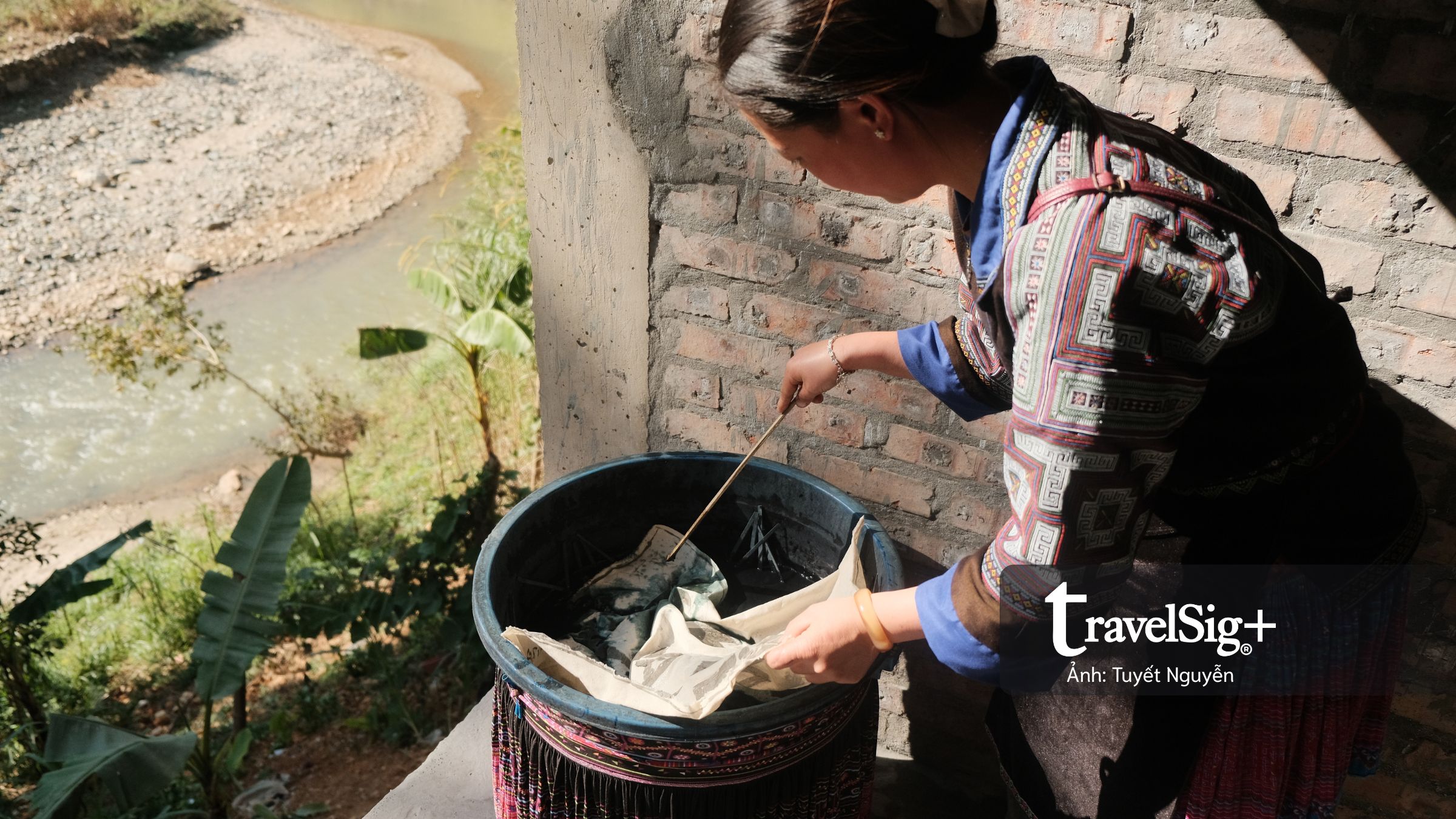 Sản phẩm được mang đi nhuộm chàm và phơi khô để tạo nên màu sắc đặc trưng của người H’Mông