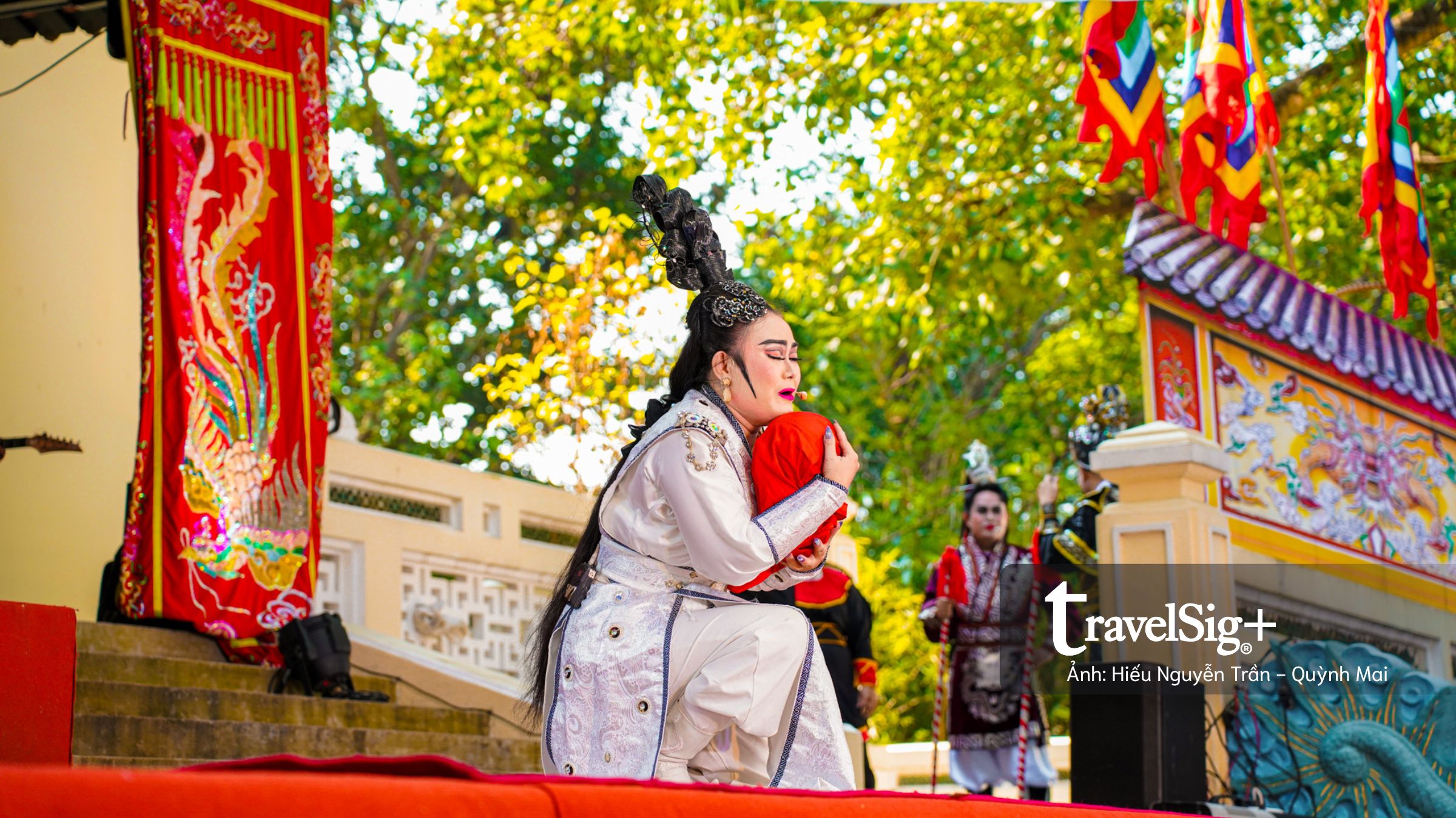 Hát bội giữa lòng di tích lịch sử