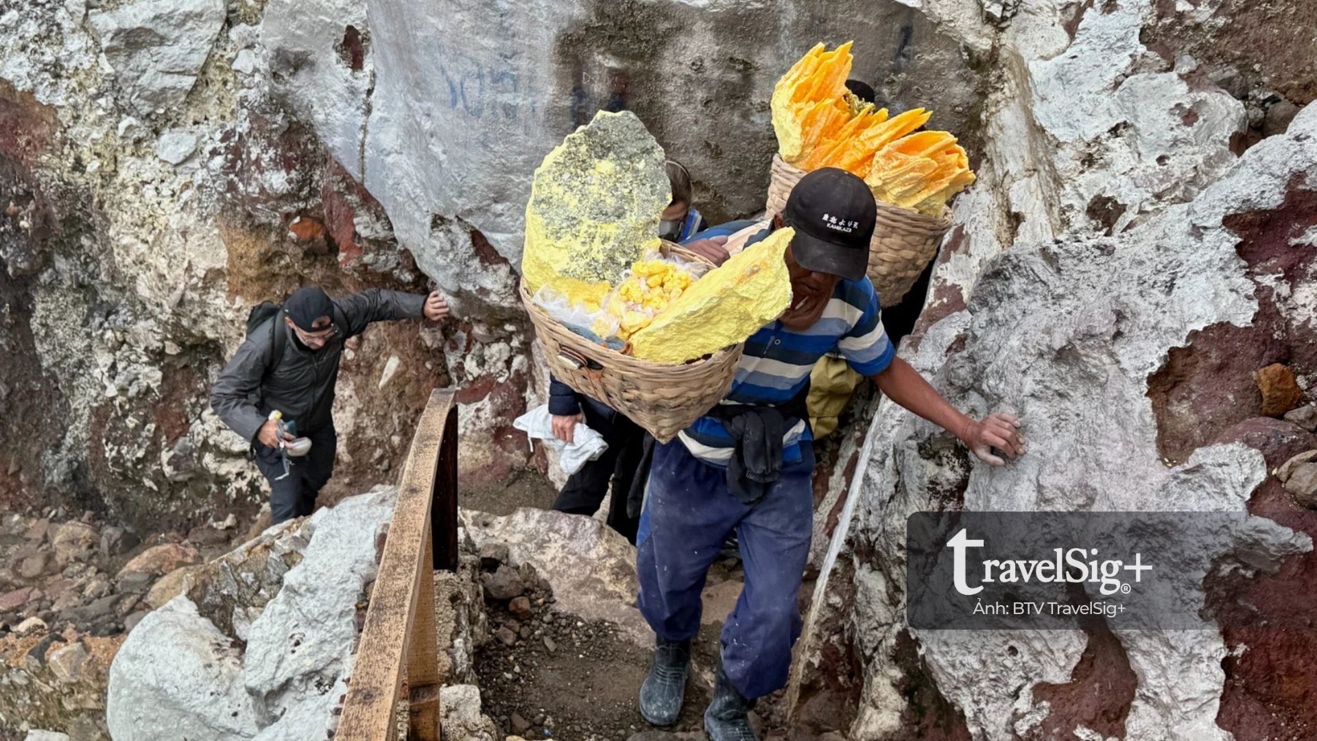 Kawah Ijen - Vẻ đẹp và hiểm nguy của nghề khai thác lưu huỳnh