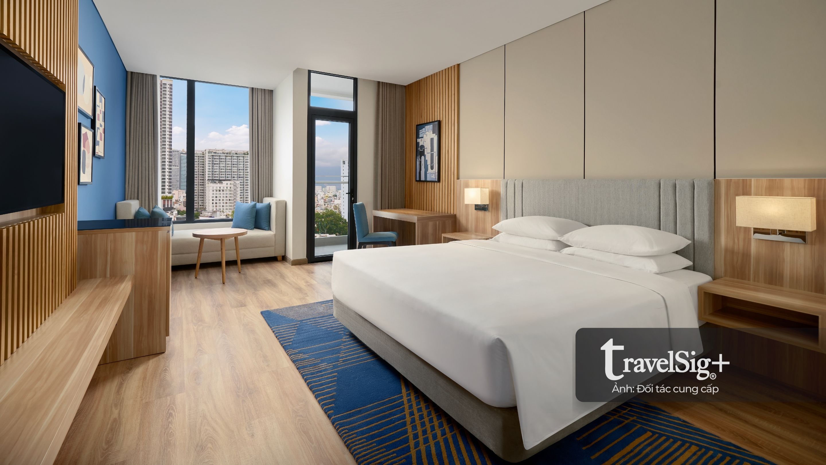 Khách sạn sở hữu 225 phòng và suite, nơi từng món nội thất được chọn lựa kỹ lưỡng để mang đến không gian vừa tiện nghi vừa giàu tính thẩm mỹ.