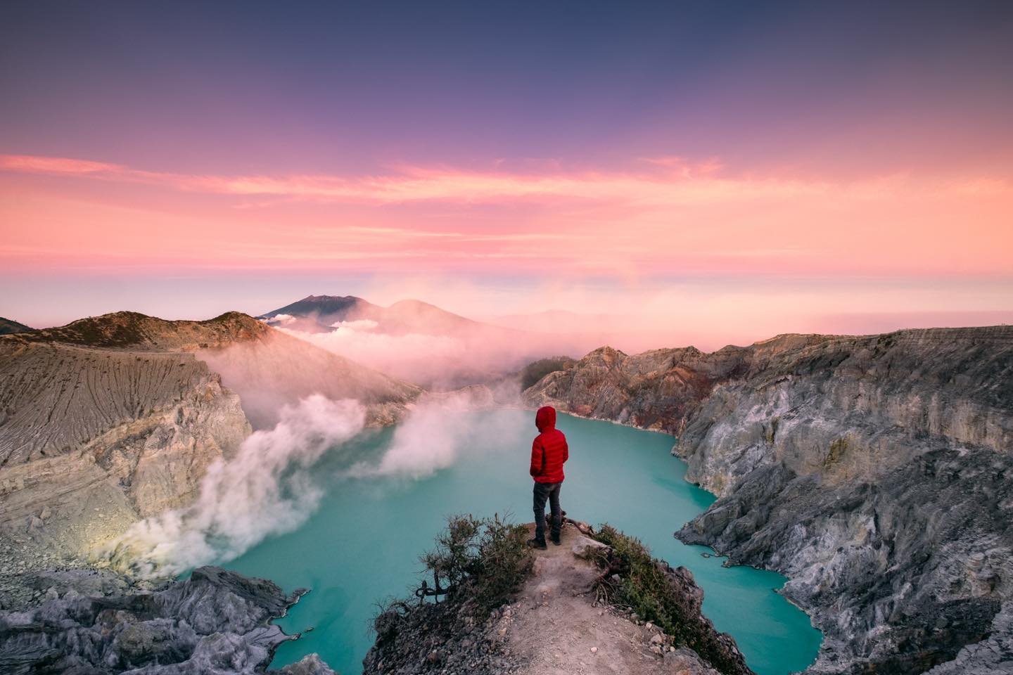 Khám phá Kawah Ijen, miệng hồ axit lớn nhất thế giới và hiện tượng 'lửa xanh' huyền bí