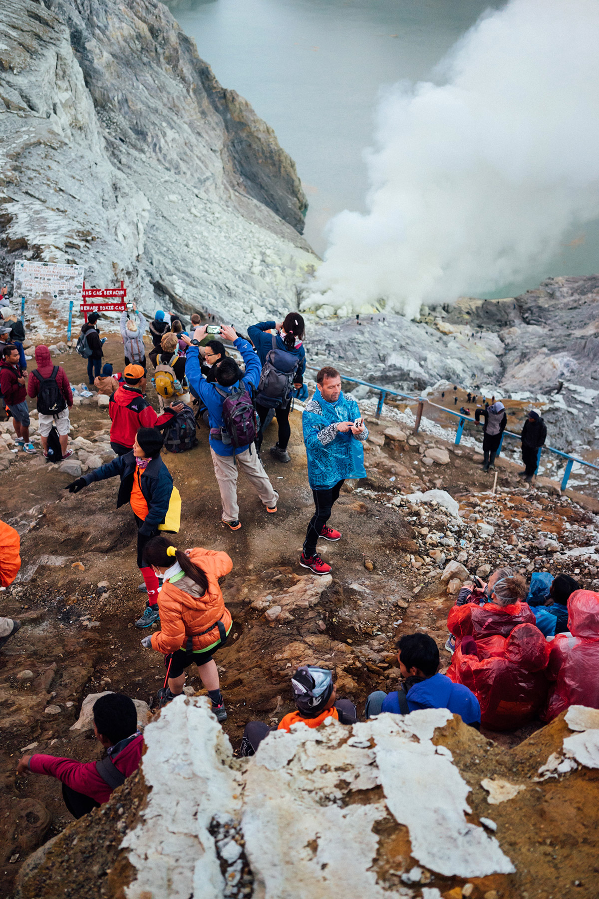 Khám phá Kawah Ijen, miệng hồ axit lớn nhất thế giới và hiện tượng 'lửa xanh' huyền bí