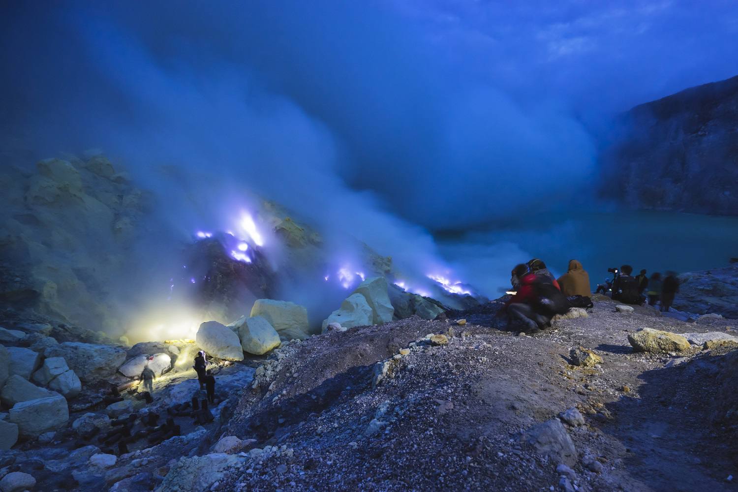 Khám phá Kawah Ijen, miệng hồ axit lớn nhất thế giới và hiện tượng 'lửa xanh' huyền bí