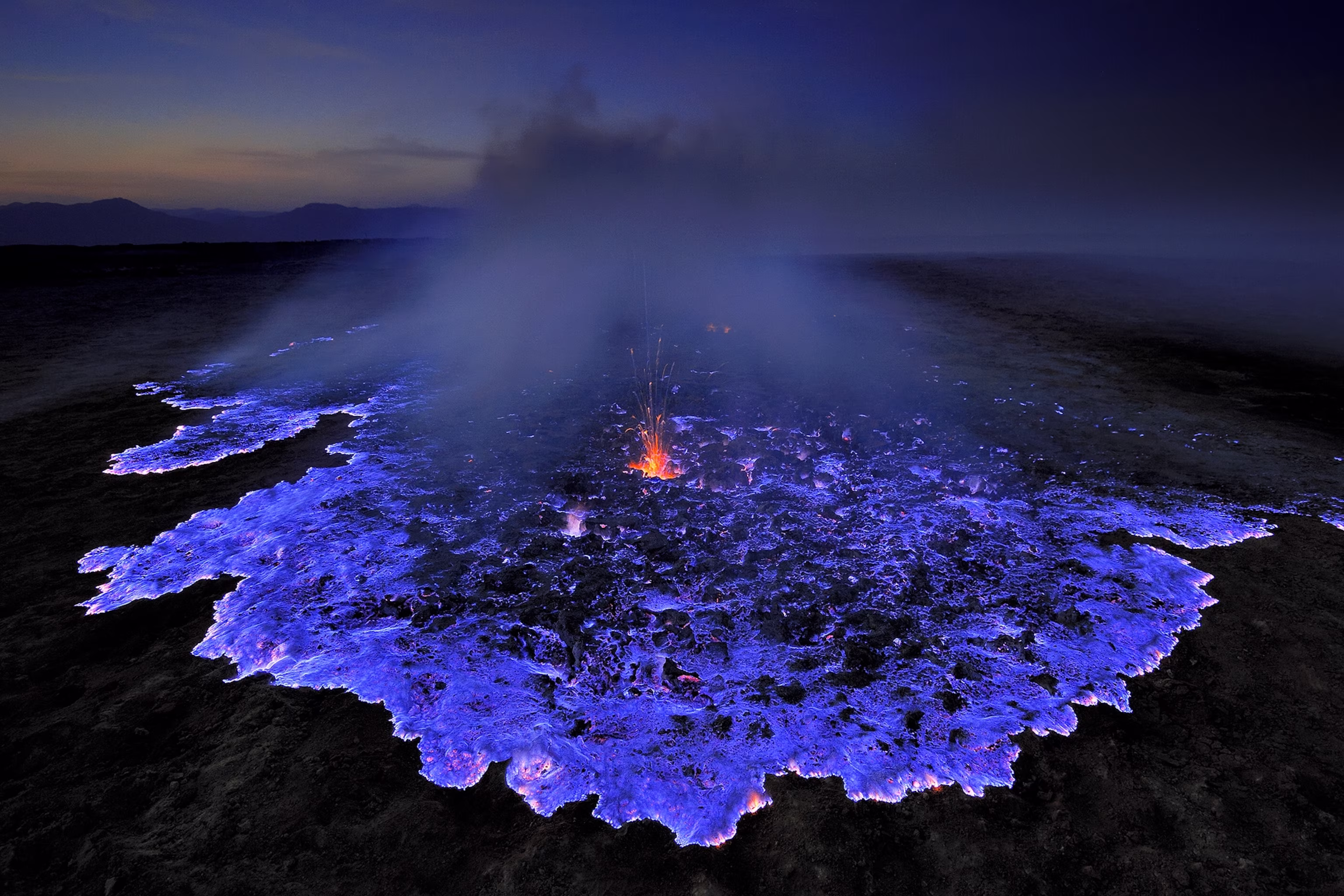 Khám phá Kawah Ijen, miệng hồ axit lớn nhất thế giới và hiện tượng 'lửa xanh' huyền bí