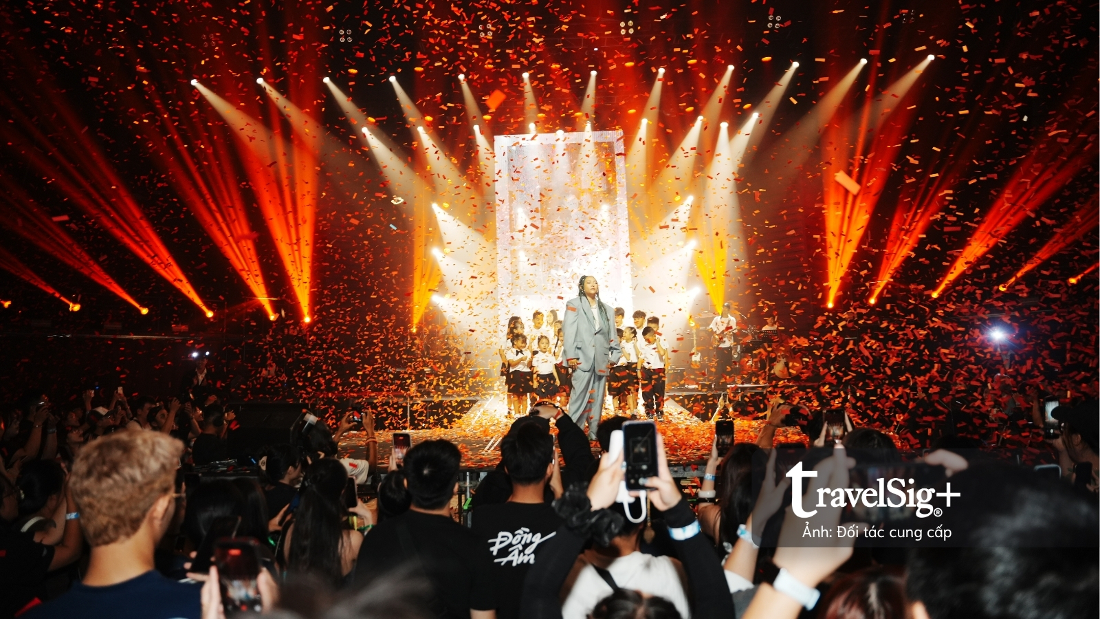 khi-concert-khong-con-la-noi-nghe-nhac-ma-la-noi-gap-lai-mot-phien-ban-cu-cua-chinh-minh (2).jpg