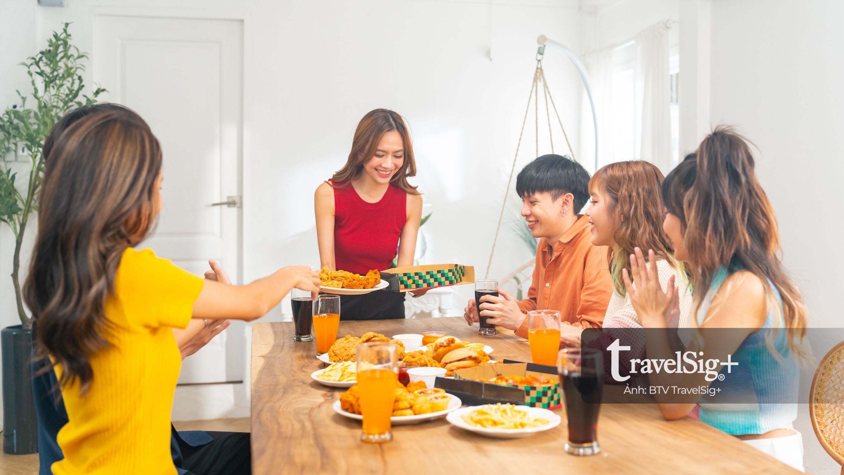 Với nhiều du khách Việt, hành trình du lịch đang dịch chuyển sang một nhu cầu tinh tế hơn: đi để nếm, để mua nguyên liệu ở chợ địa phương, tự tay vào bếp và chạm vào văn hóa qua mùi vị.