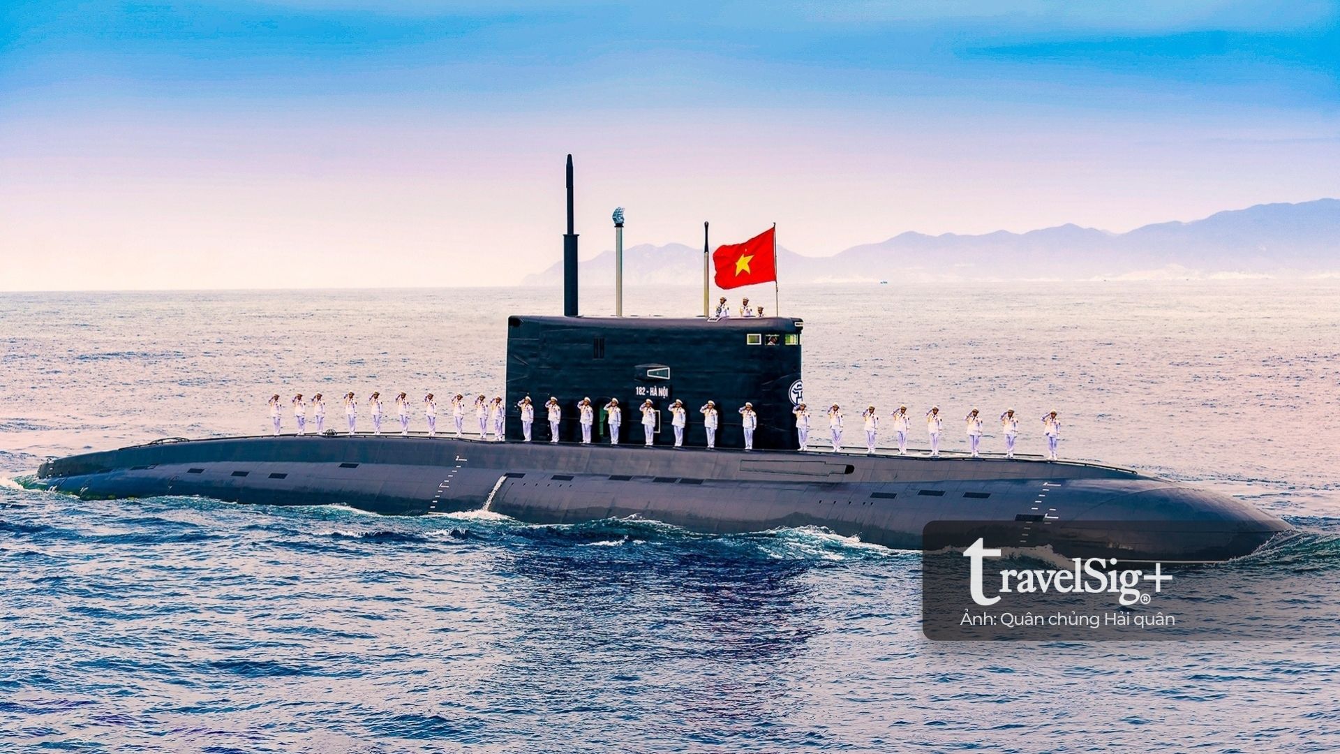 Lần đầu Việt Nam diễu binh trên biển