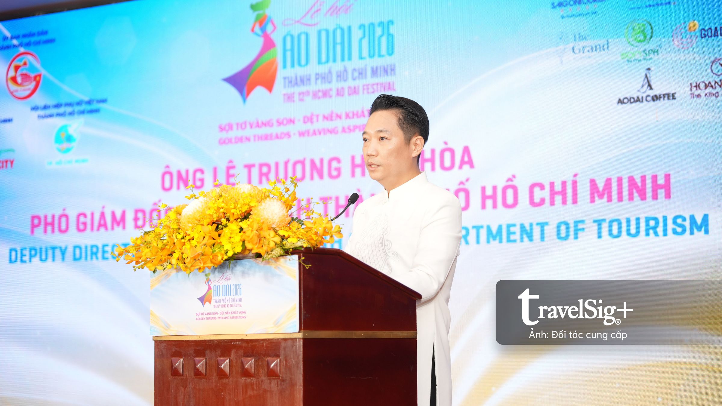 Phó giám đốc Sở Du lịch TP.HCM Lê Trương Hiền Hòa cho biết lễ hội năm nay có 37 nhà thiết kế tham gia, gần 400 bộ áo dài được trình diễn và 37 người nổi tiếng thuộc nhiều lĩnh vực đảm nhận vai trò đại sứ hình ảnh.