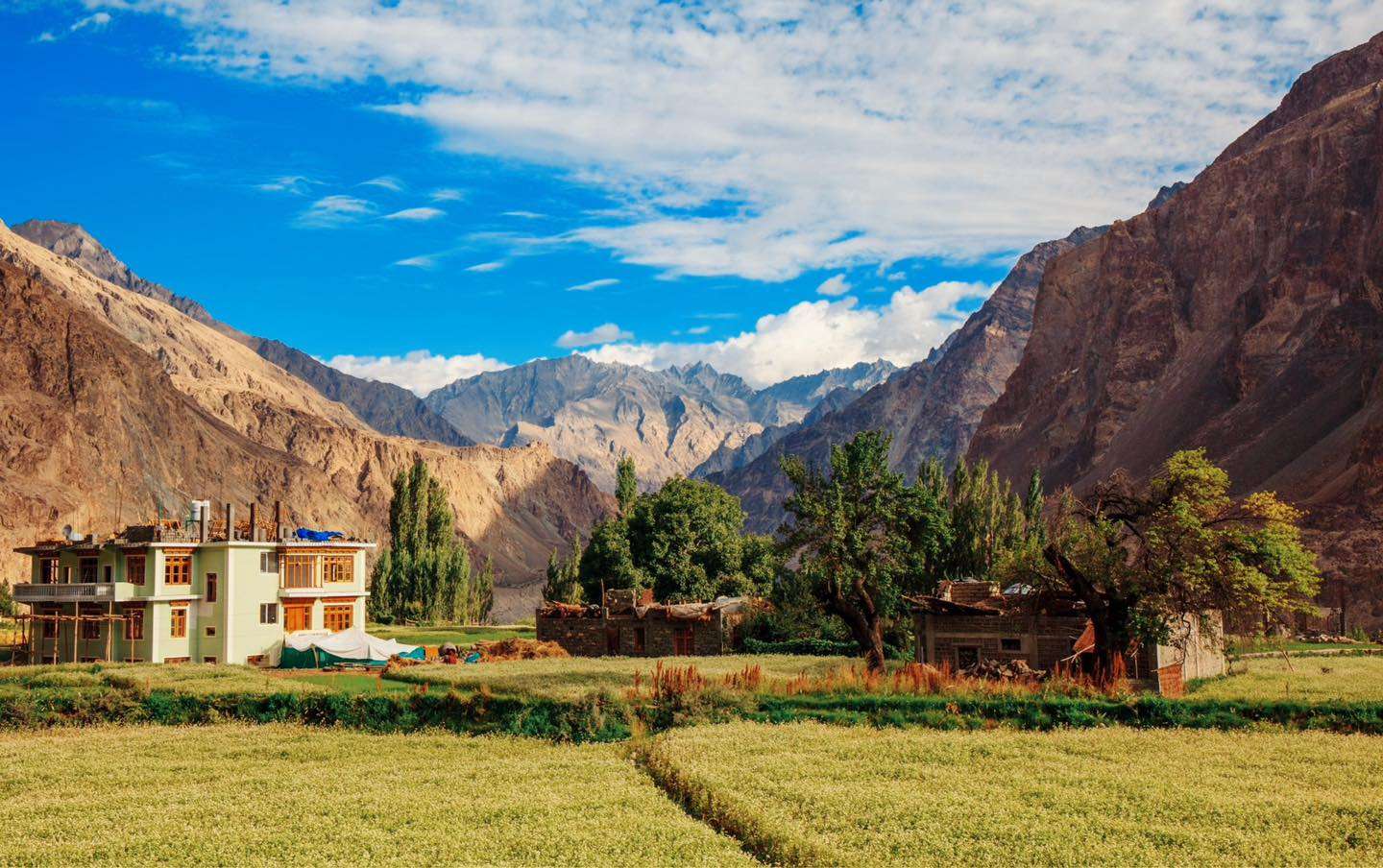 Ngôi làng nằm giữa biên giới Ấn Độ - Pakistan, nơi thời gian như ngừng trôi