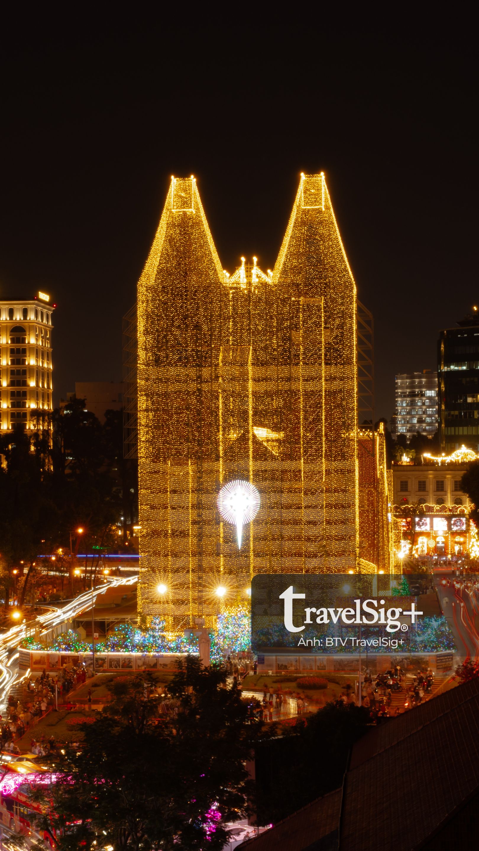 Nhà thờ Đức Bà lên đèn đón Giáng sinh 2025