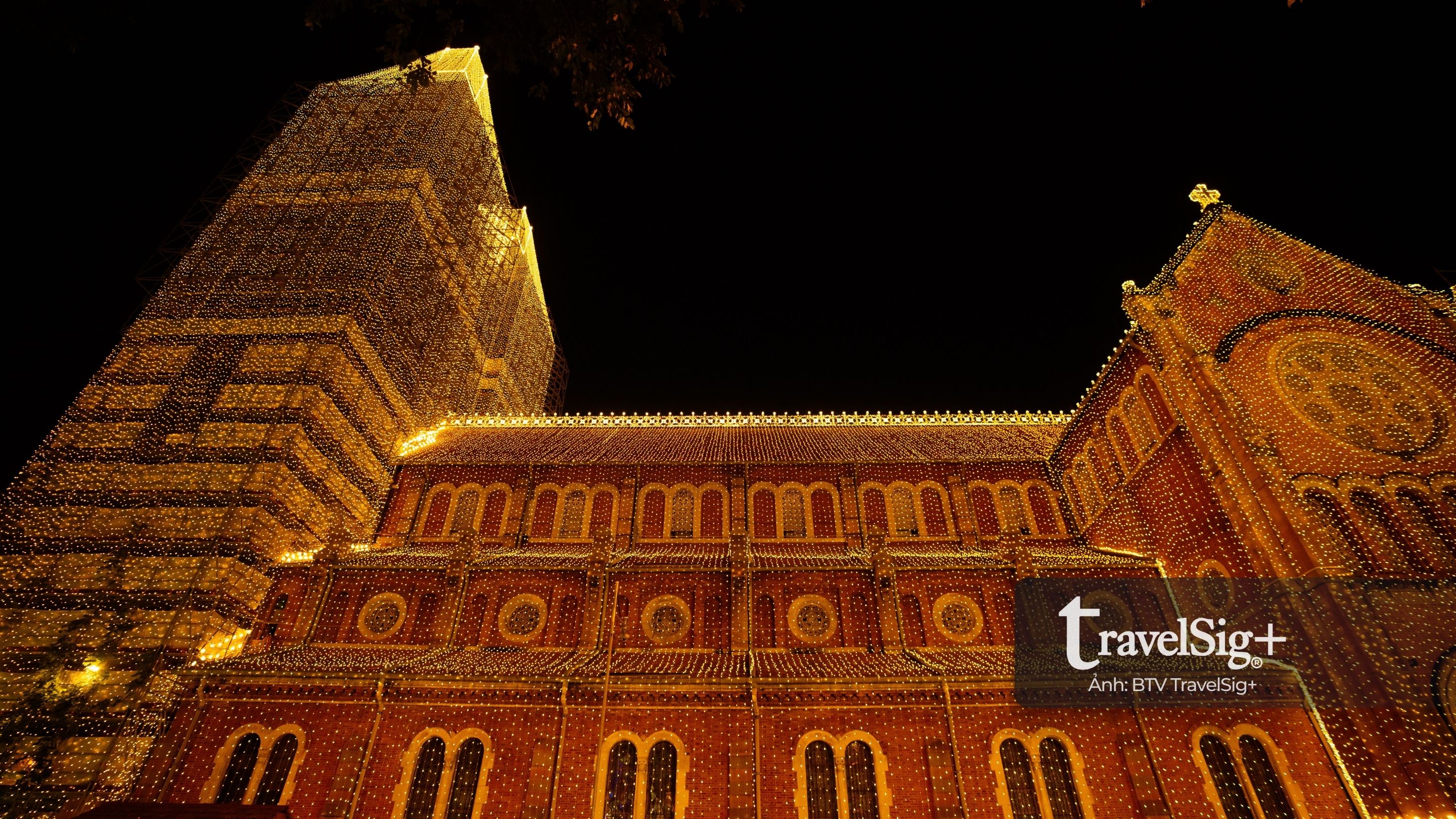 Nhà thờ Đức Bà lên đèn đón Giáng sinh 2025