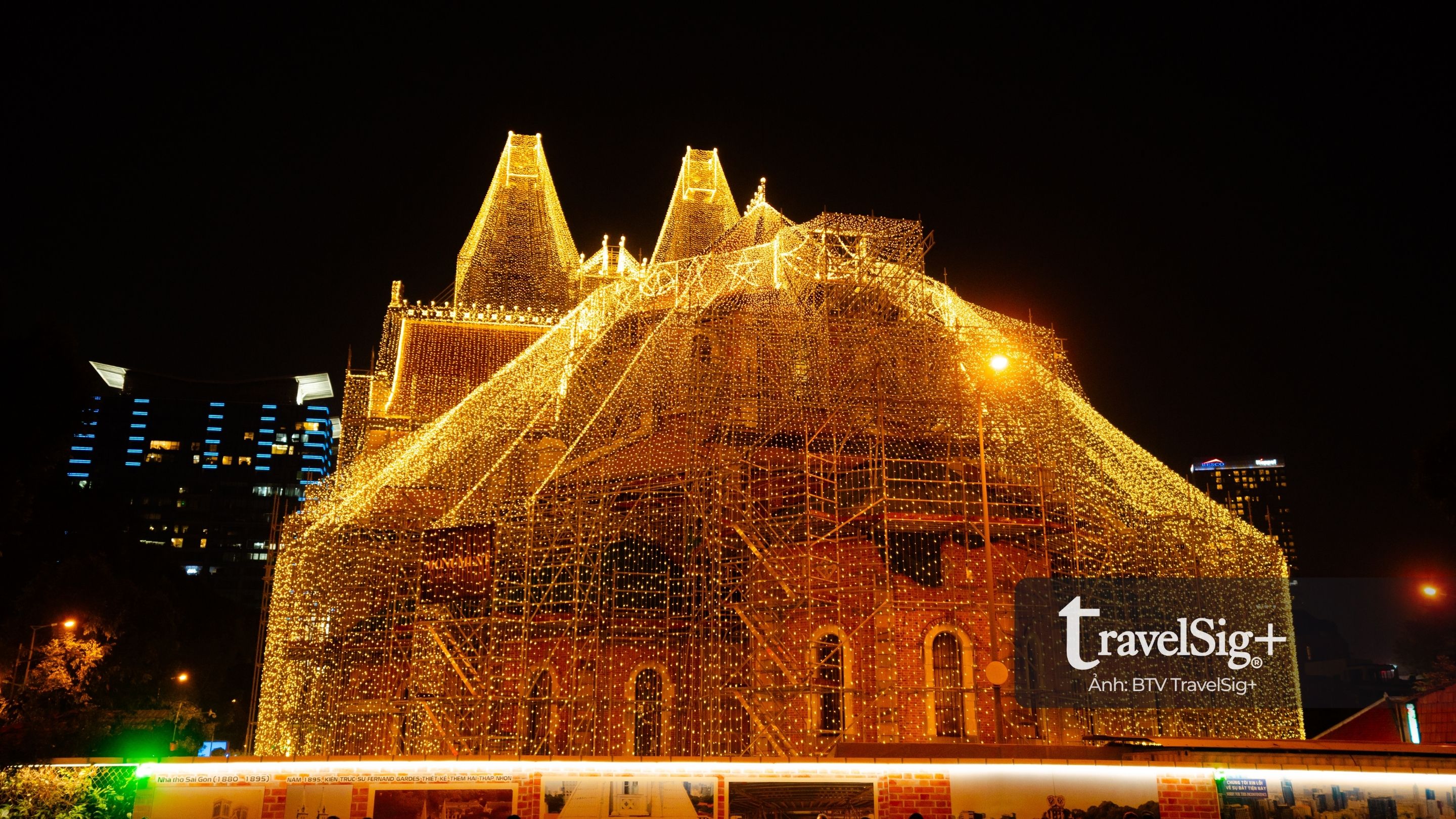 Nhà thờ Đức Bà lên đèn đón Giáng sinh 2025