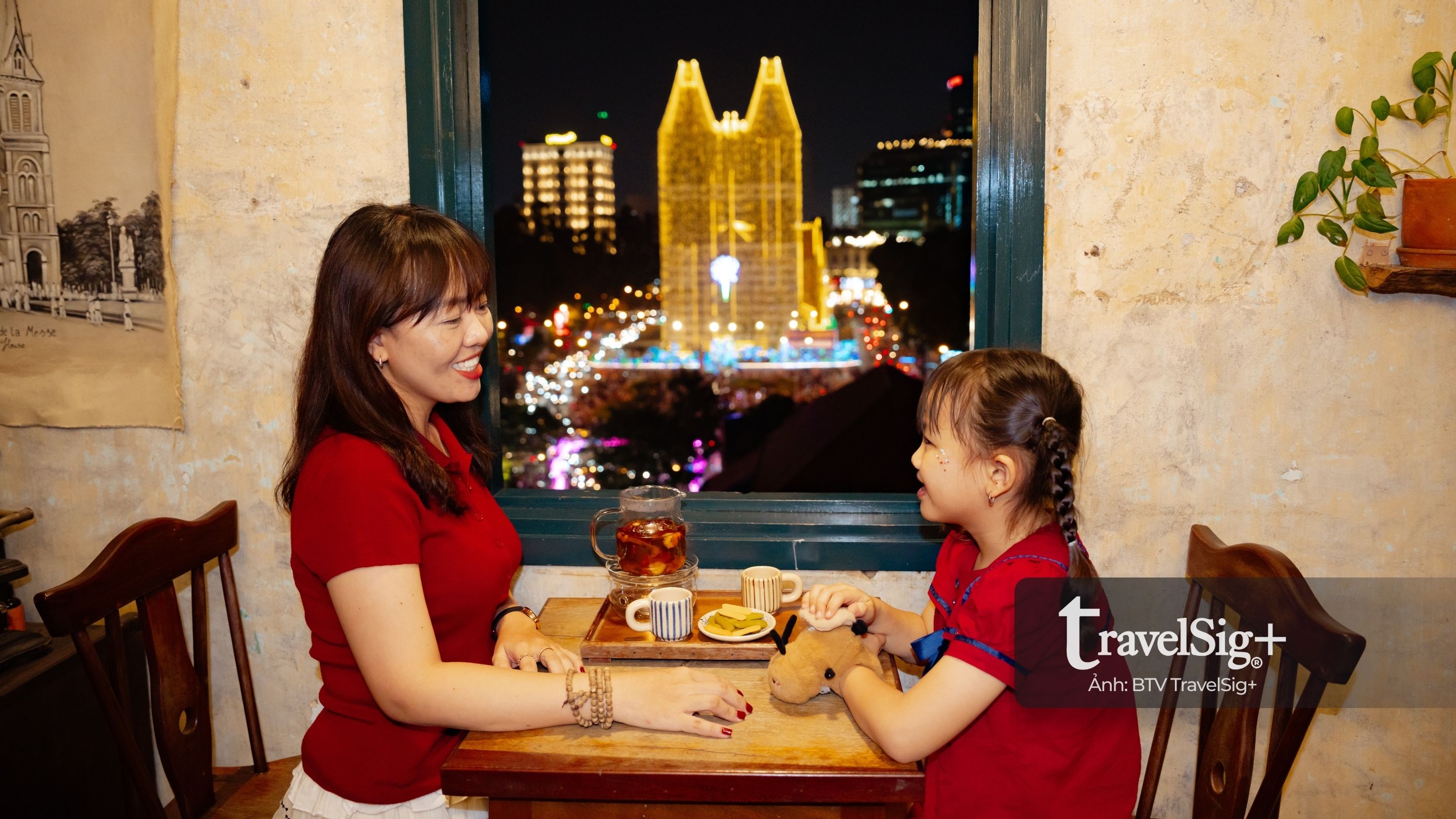 Nhà thờ Đức Bà lên đèn đón Giáng sinh 2025