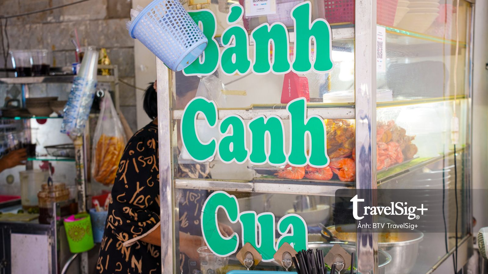 Quán bánh canh cua hơn 40 năm nép mình đầu hẻm Võ Văn Tần