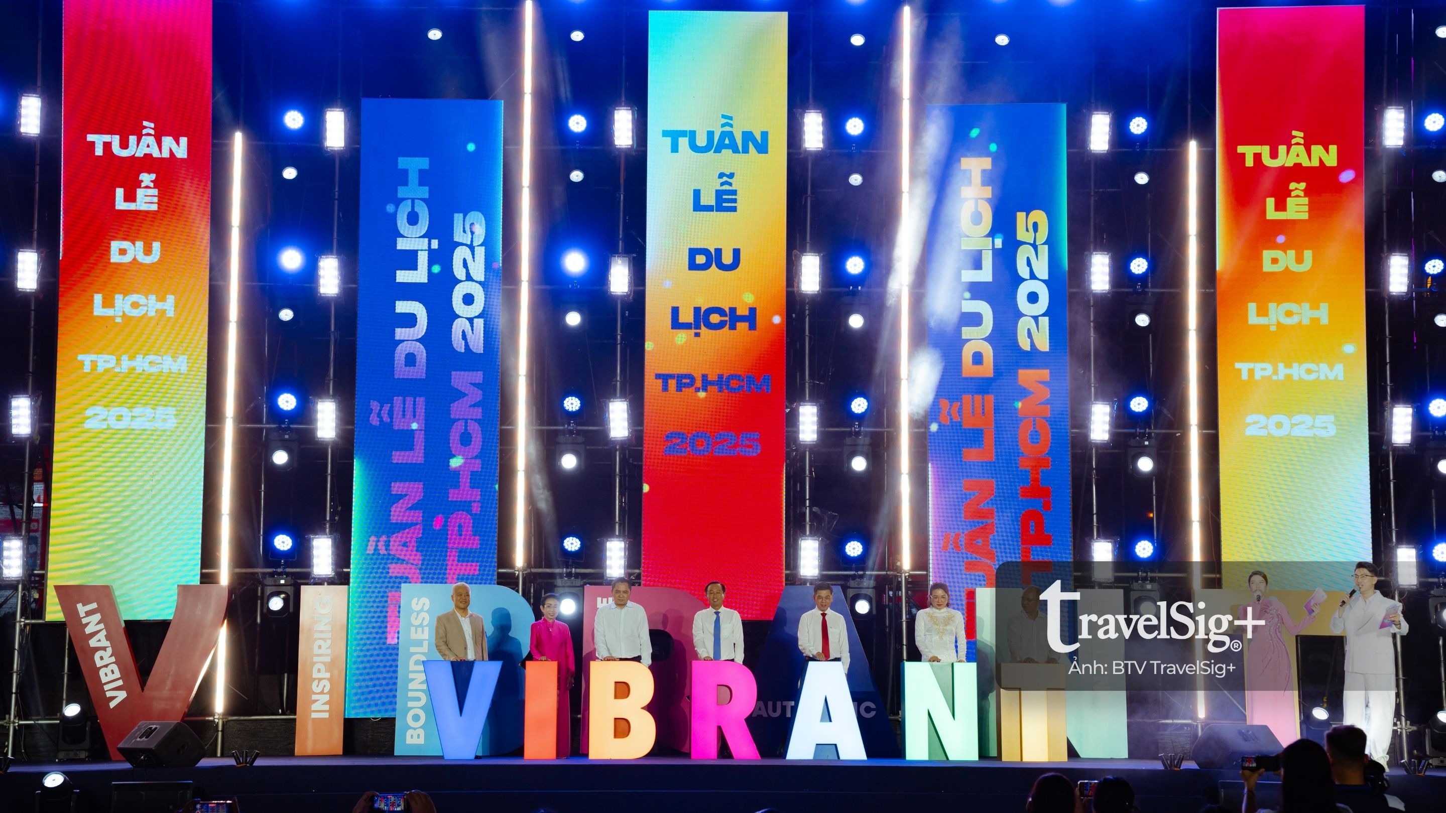 Khoảnh khắc phát động diễn ra khi 07 lãnh đạo đồng loạt nhấn nút, thắp sáng cụm chữ thể hiện 7 giá trị cốt lõi của “Vibrant Ho Chi Minh Fest”: Vibrant, Inspiring, Boundless, Remarkable, Authentic, Nature, Timeless.