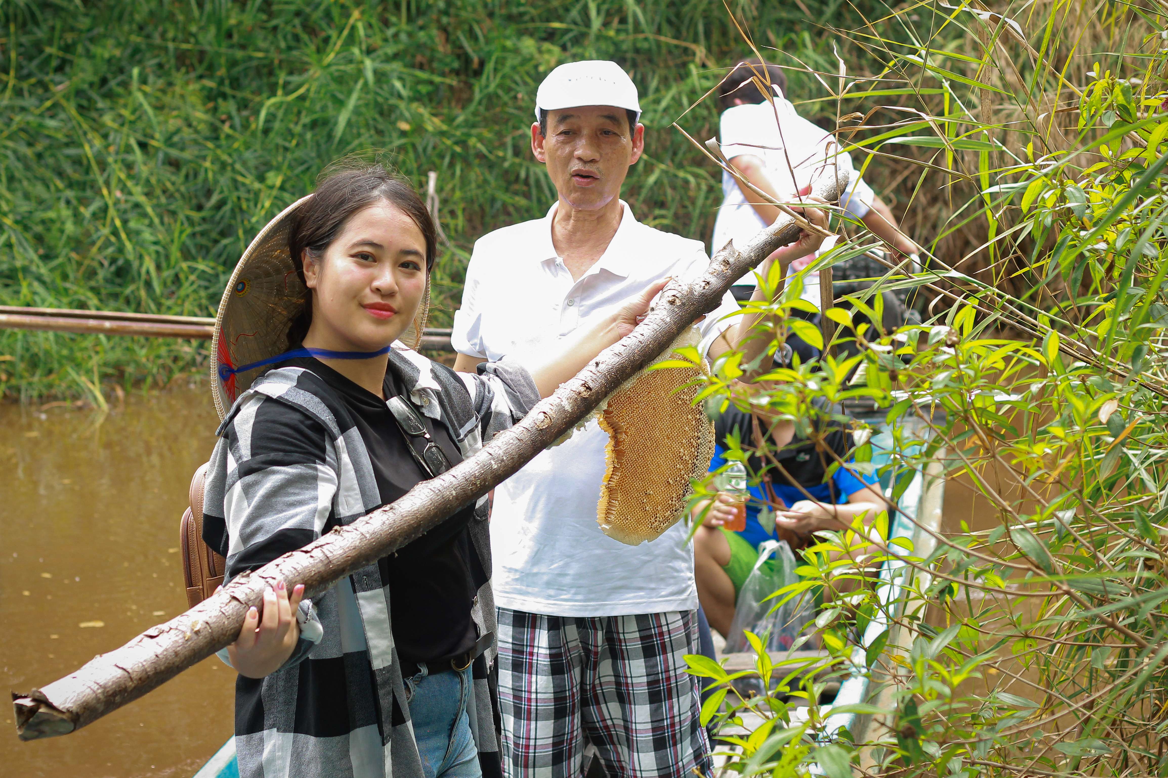 Thử thách gác kèo ong ở rừng tràm U Minh Hạ nơi đất mũi Cà Mau