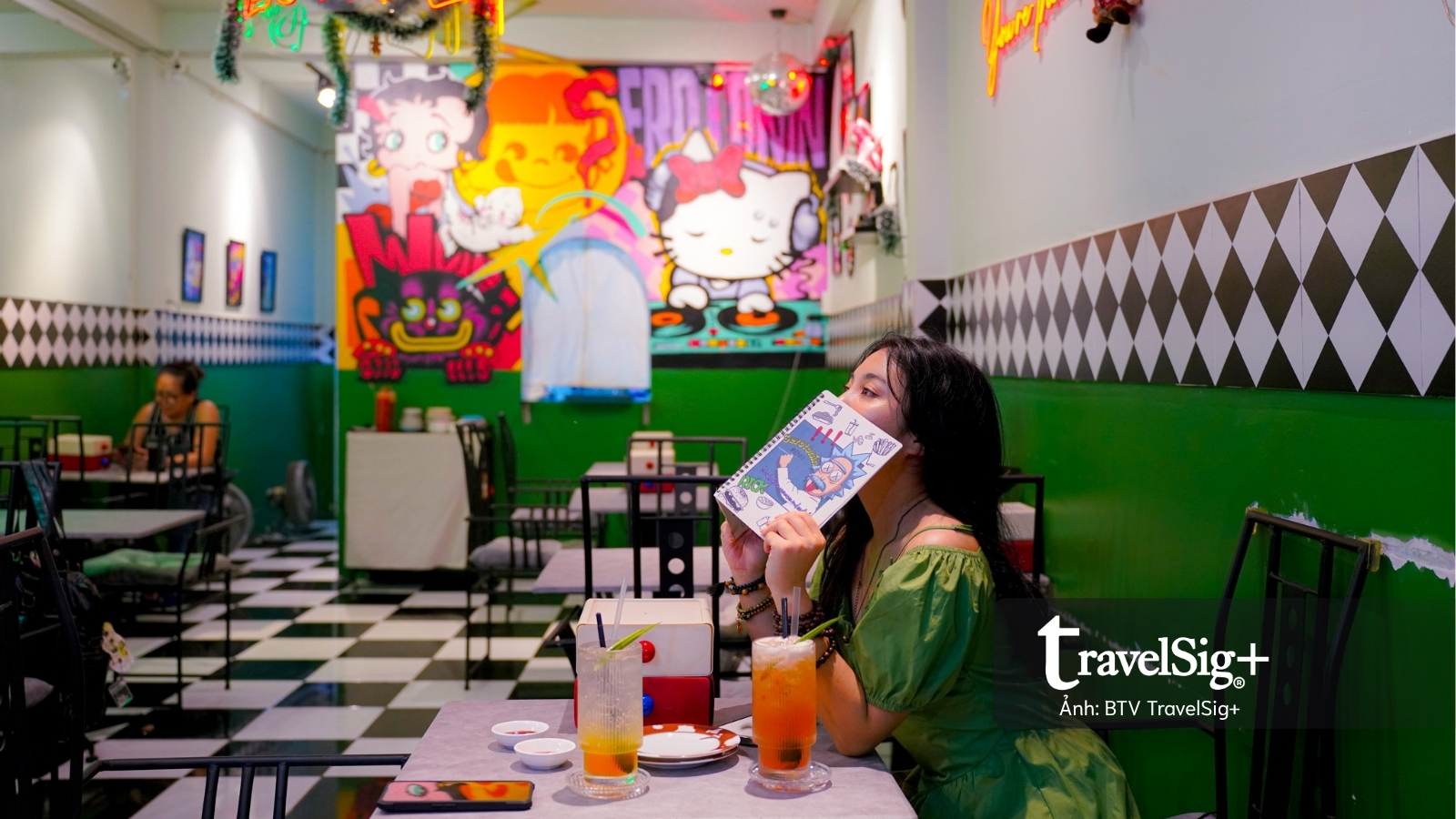 Thưởng thức fast food giữa những mảng màu pop culture