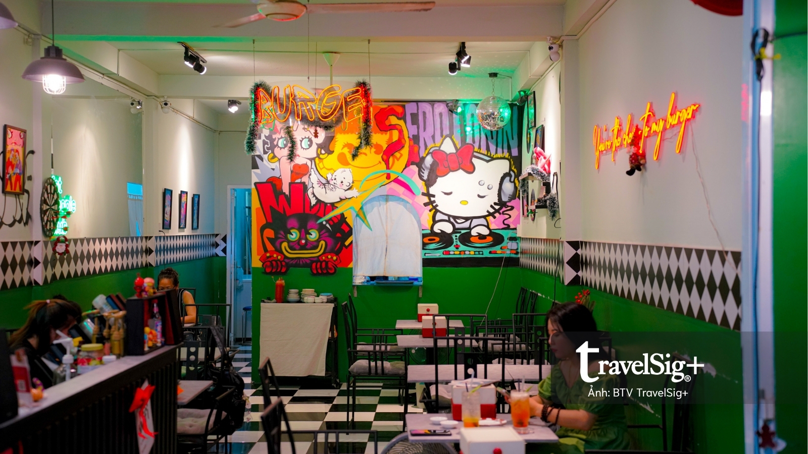 Thưởng thức fast food giữa những mảng màu pop culture
