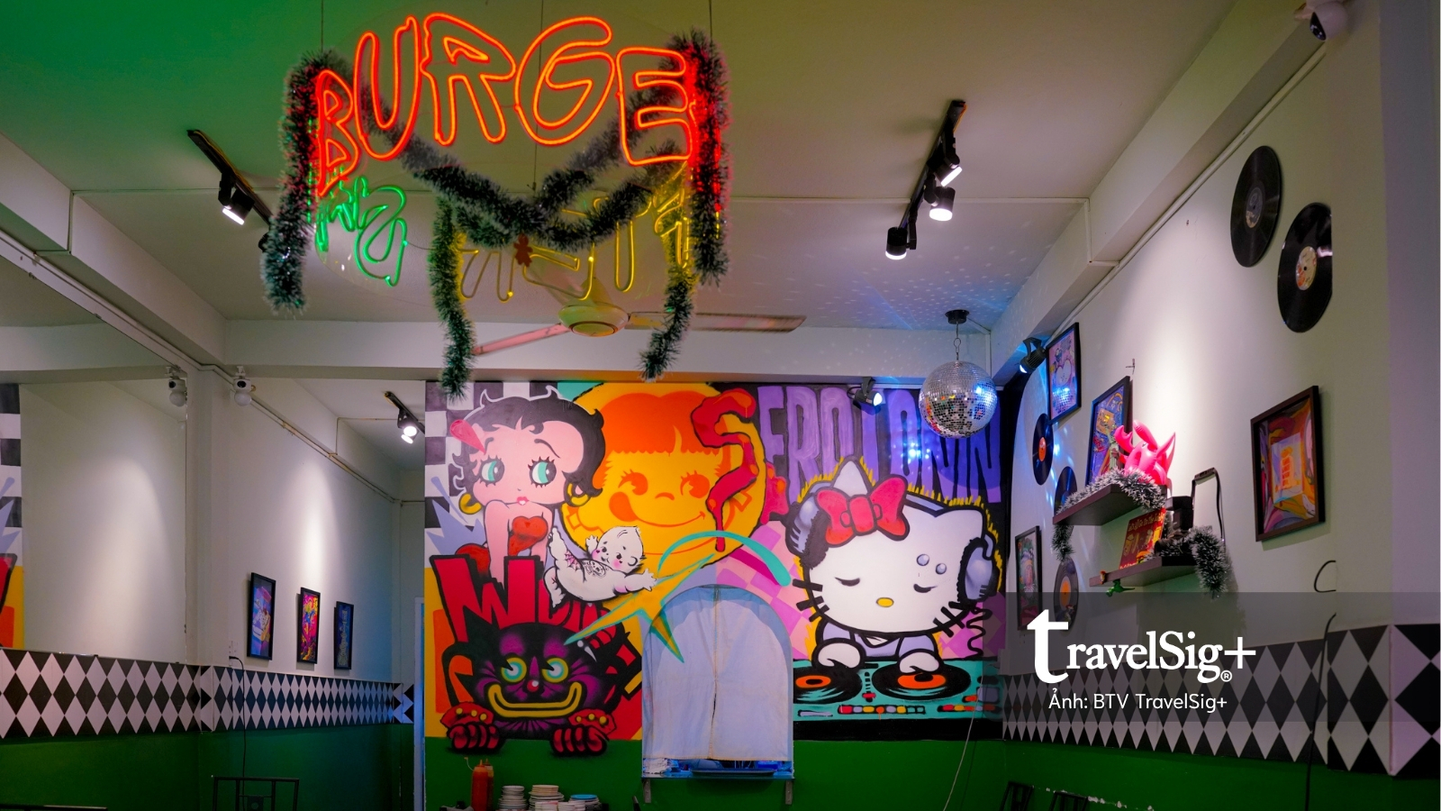 Thưởng thức fast food giữa những mảng màu pop culture