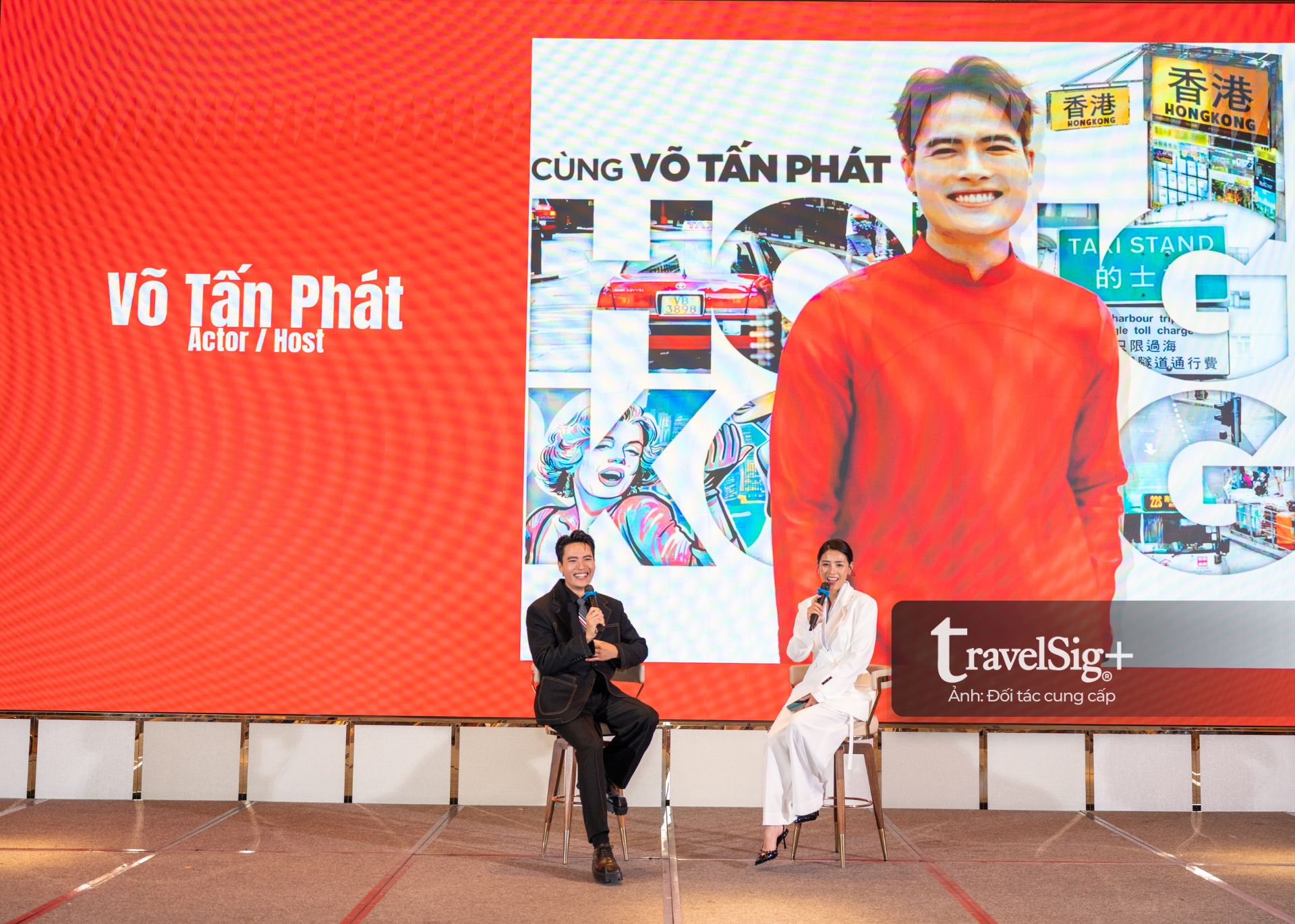 Diễn viên Võ Tấn Phát (bên trái) chia sẻ về những trải nghiệm du lịch Hồng Kông.